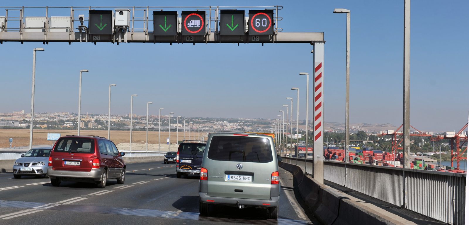 Tablero del puente del Centenario, con dos carriles por sentido y uno reversible.