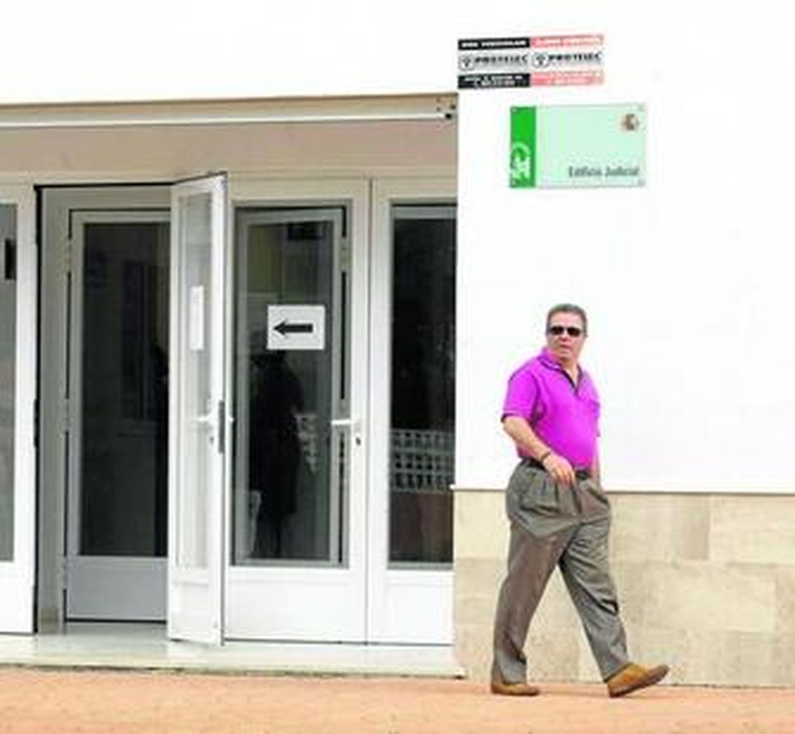 Antonio Torres, a la salida del juzgado número 4 de La Línea, en una foto tomada el lunes.