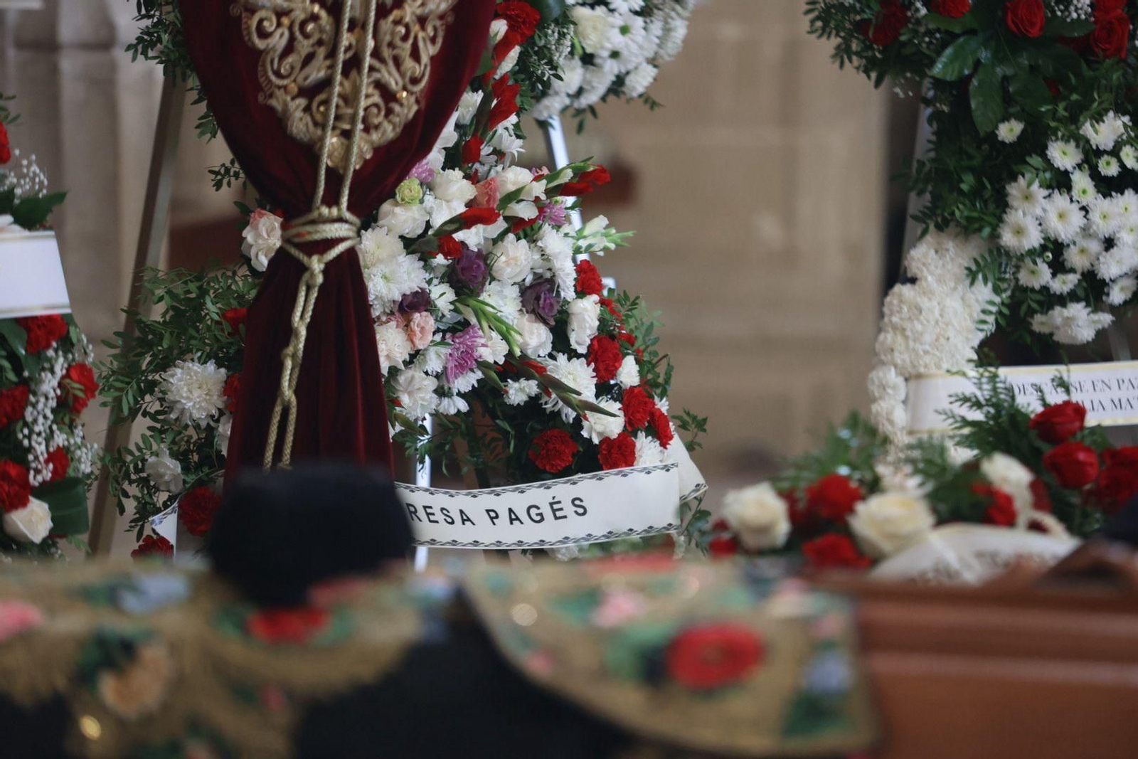 Así es la capilla ardiente de Rafael de Paula en Santiago: capote, montera y la bandera gitana