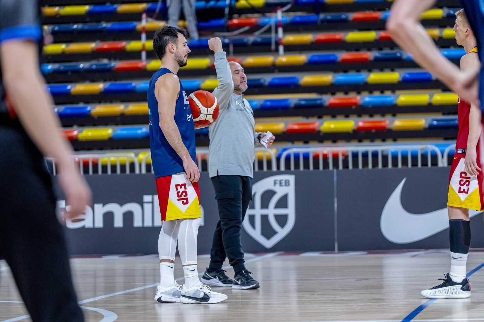 Alberto Díaz, Francis Alonso y Paco Aurioles, en la primera España de Chus Mateo