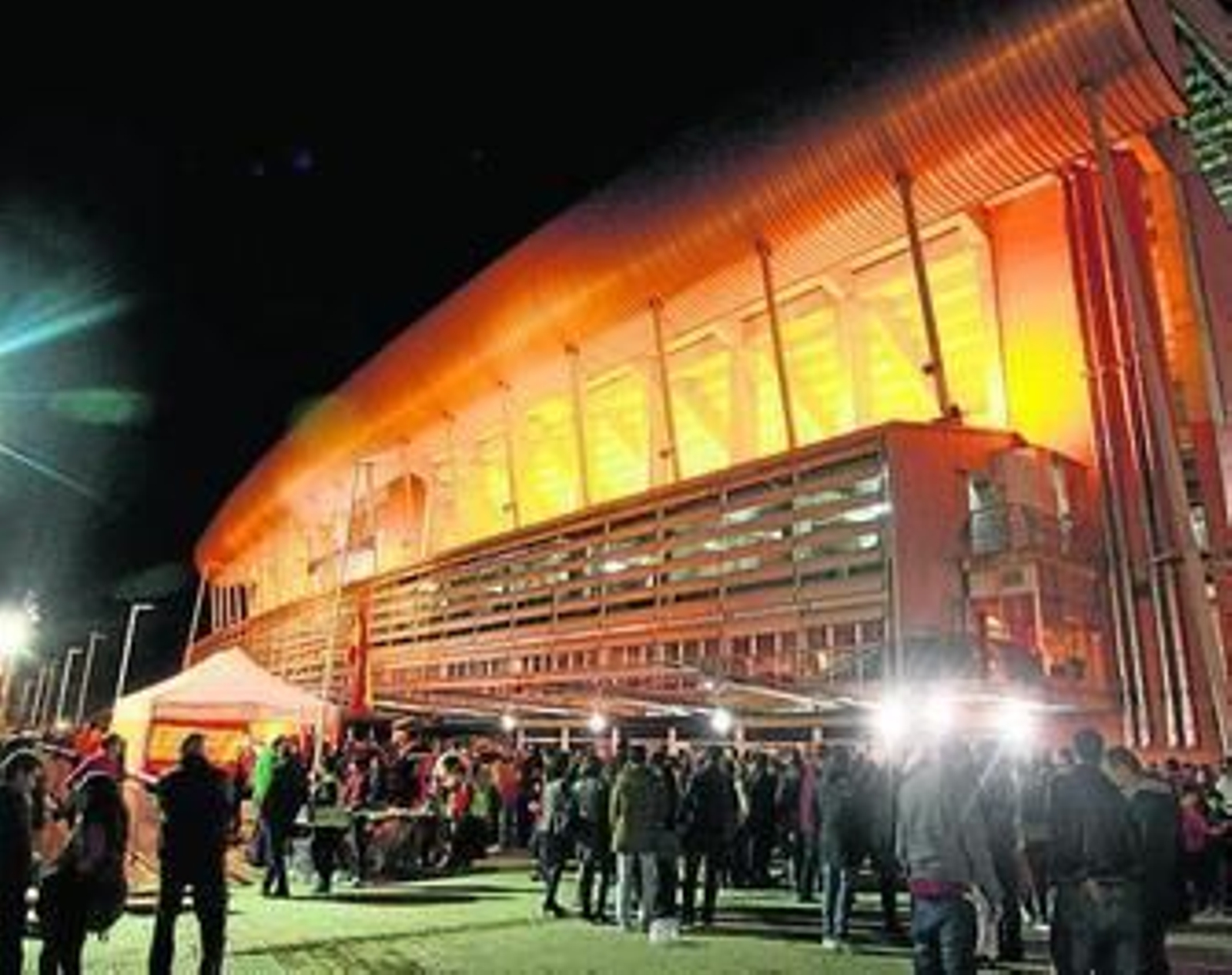 1. Familias al completo se desplazaron al Nuevo Colombino para presencia el España-Bielorrusia. 2. y 3. Muchos esperaron a última hora para comprar sus bufandas y banderas de la selección. 4. Grandes y pequeños disfrutaron juntos. 5. La afición acudió desde temprano al campo para vivir el ambiente. 6. Los bares se llenaron de aficionados.