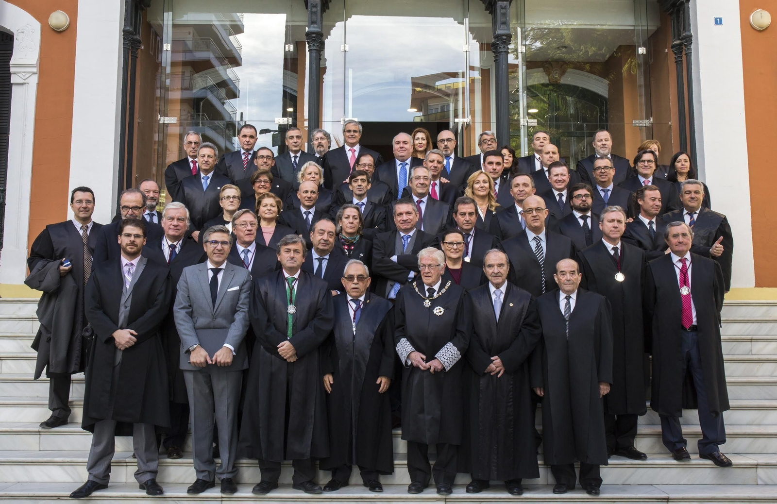 Foto de familia de los letrados condecorados junto a la directiva del Colegio de Abogados en la Casa Colón. Foto de familia de los letrados condecorados junto a la directiva del Colegio de Abogados en la Casa Colón.