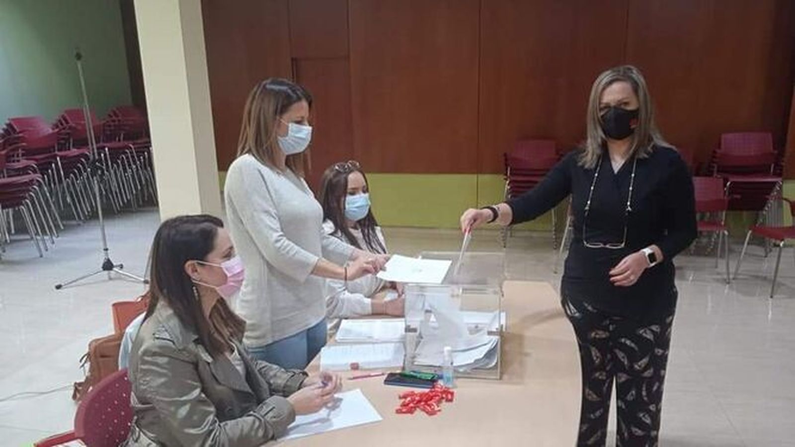 María Jesús Serrano vota en la consulta.