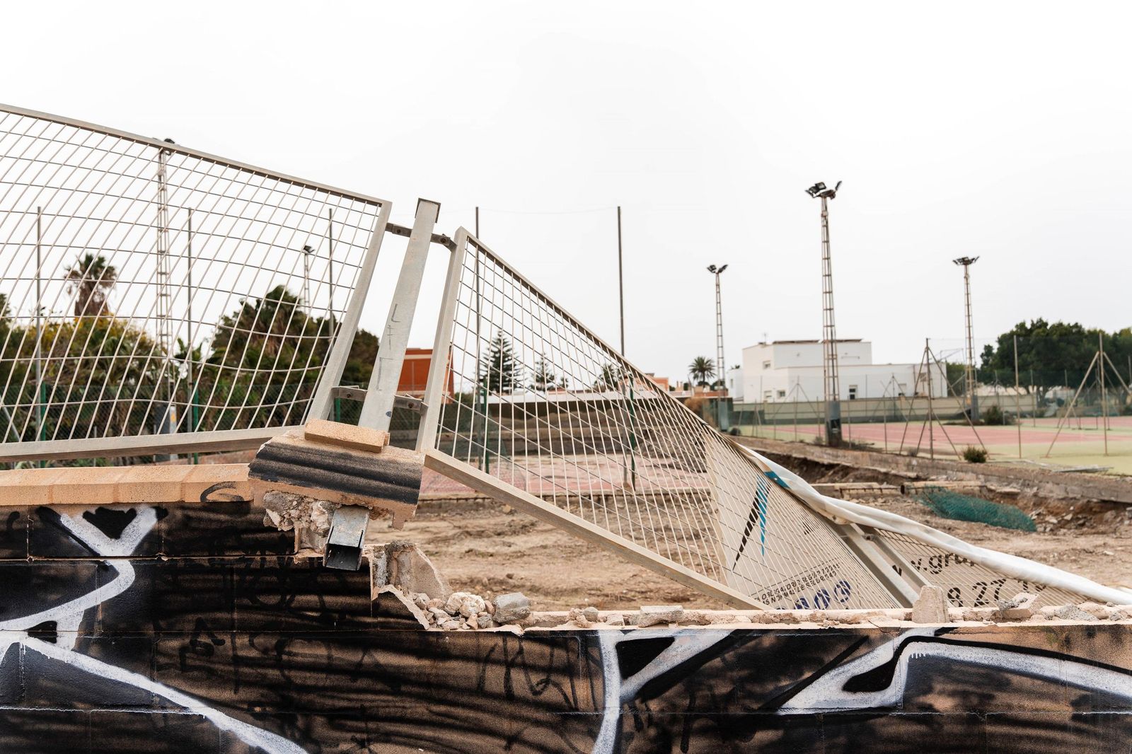 Vallado derribado por el viento e instalaciones sin operarios trabajando en su reforma.