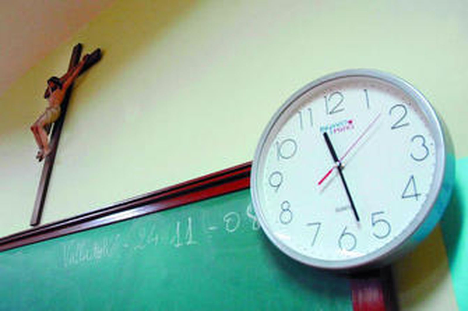 Vista de la fachada del Colegio Público Macías Picavea.