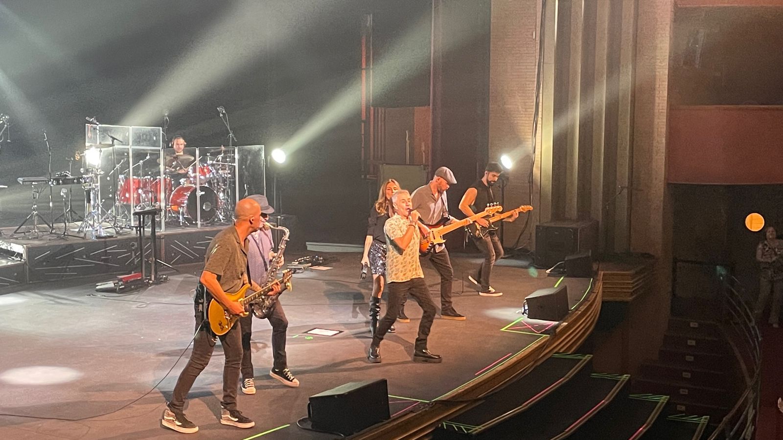 El cantante estuvo arropado por una excelente banda de músicos.