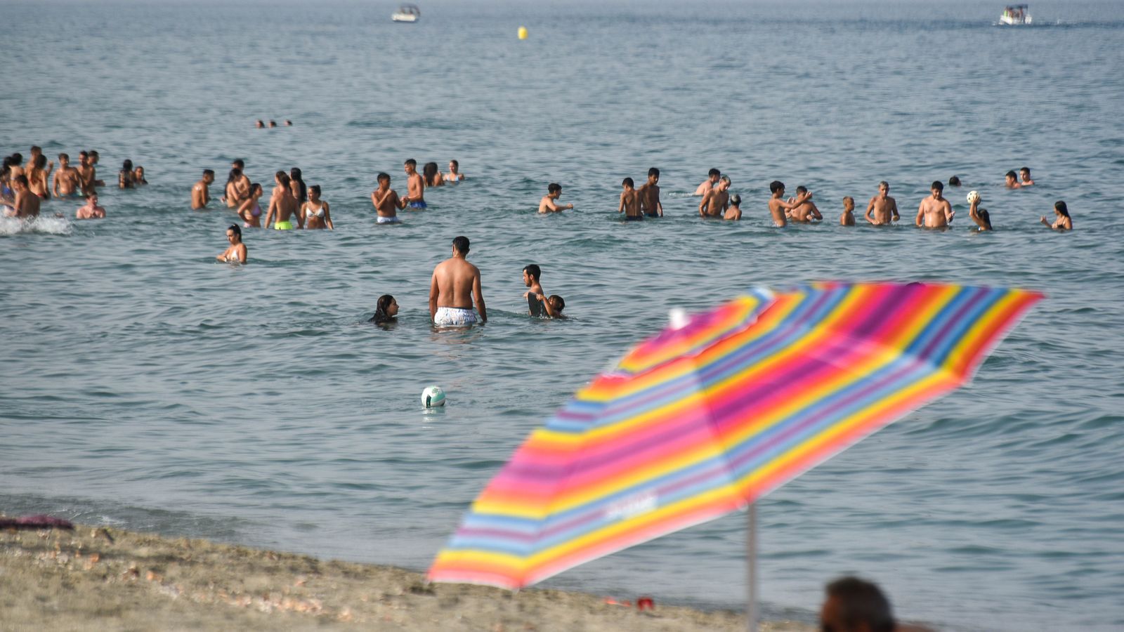 Las fotos de la tarde de playa en familia en La Línea