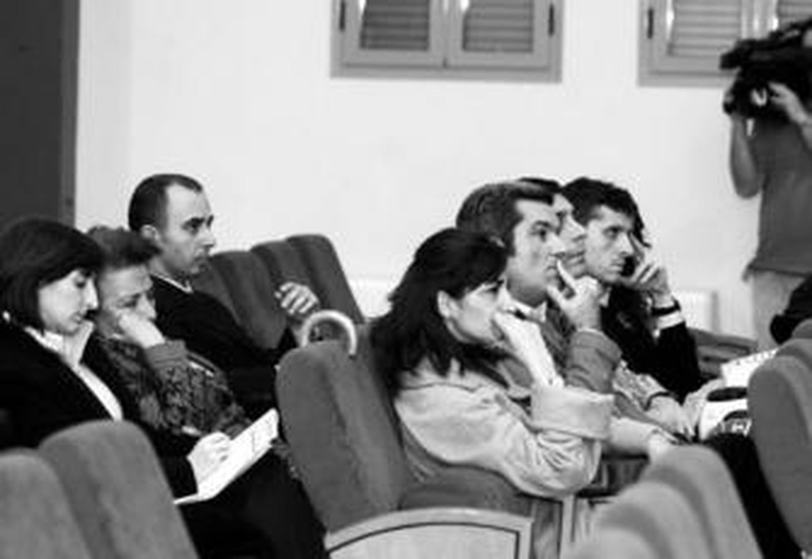 Varias personas reunidas ayer en Sevilla para abordar el caso Riverduero.