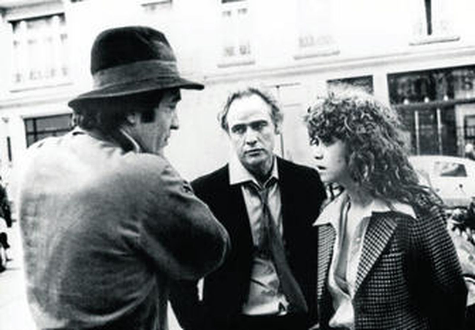 Bertolucci da indicaciones a Schneider y Brando en su rodaje en París.