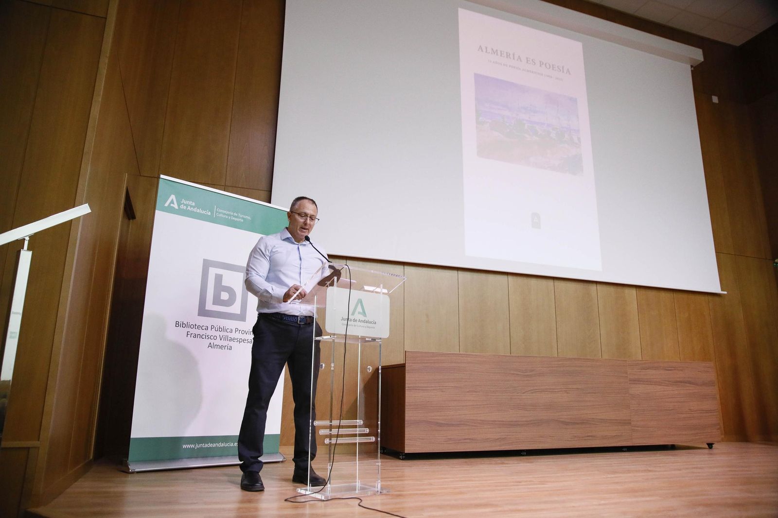 Las imágenes de la presentación del libro "Almería es poesía" en la biblioteca Villaespesa de la ciudad de Almería