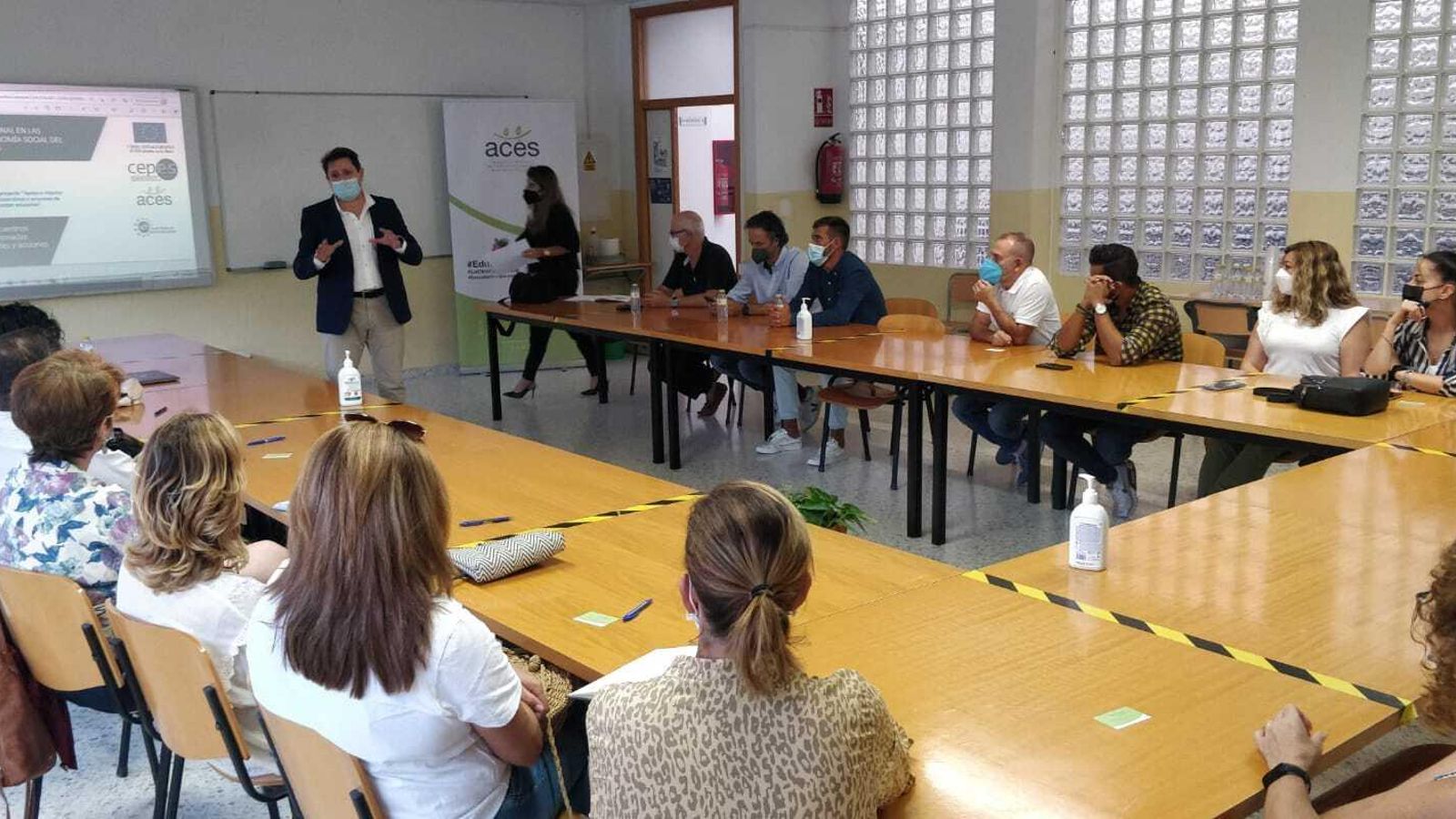 José Luis Hervás se dirige a sus interlocutores durante el encuentro celebrado en Aguadulce.