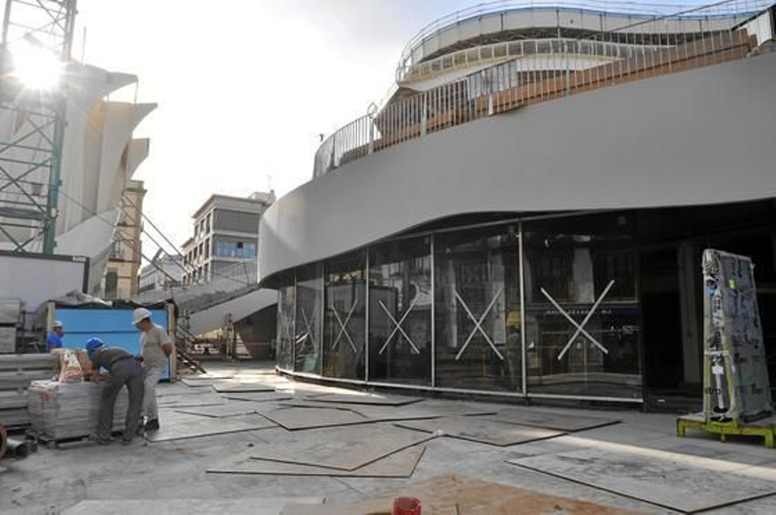 Varios trabajadores buscan materiales.

Foto: Manuel Gómez