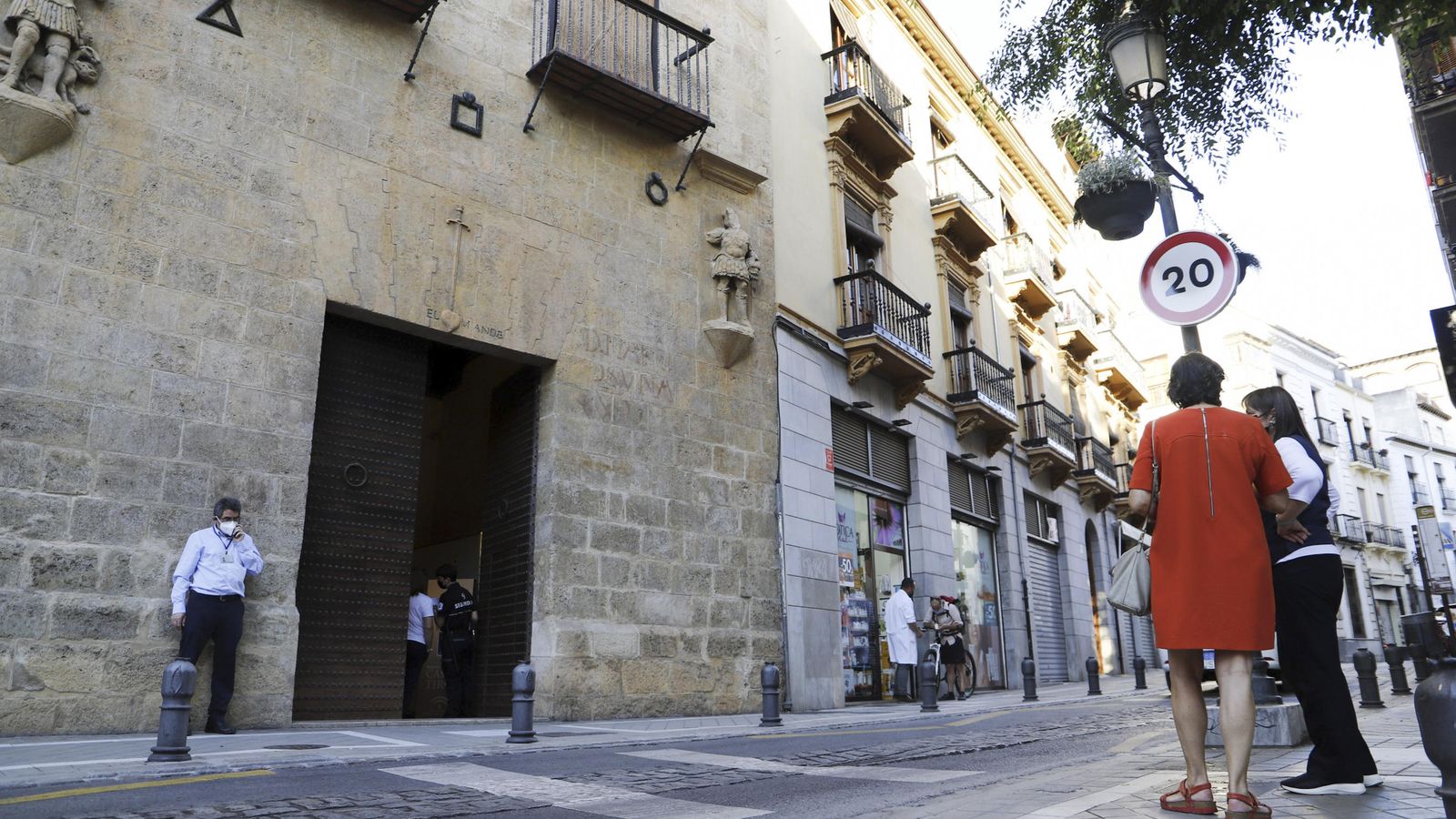 Visitantes acuden al Museo Casa de los Tiros en Granada.
