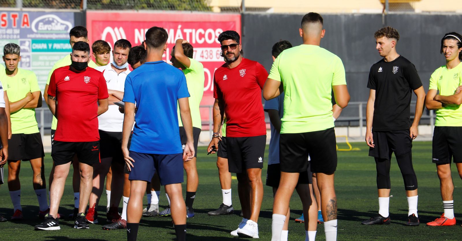 Rubén Cuesta, en el centro de la imagen, en un entrenamiento del Séneca.