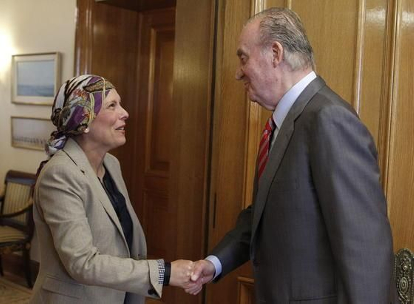 El rey Juan Carlos saluda a la diputada de Geroa Bai, Uxue Barkos

Foto: EFE