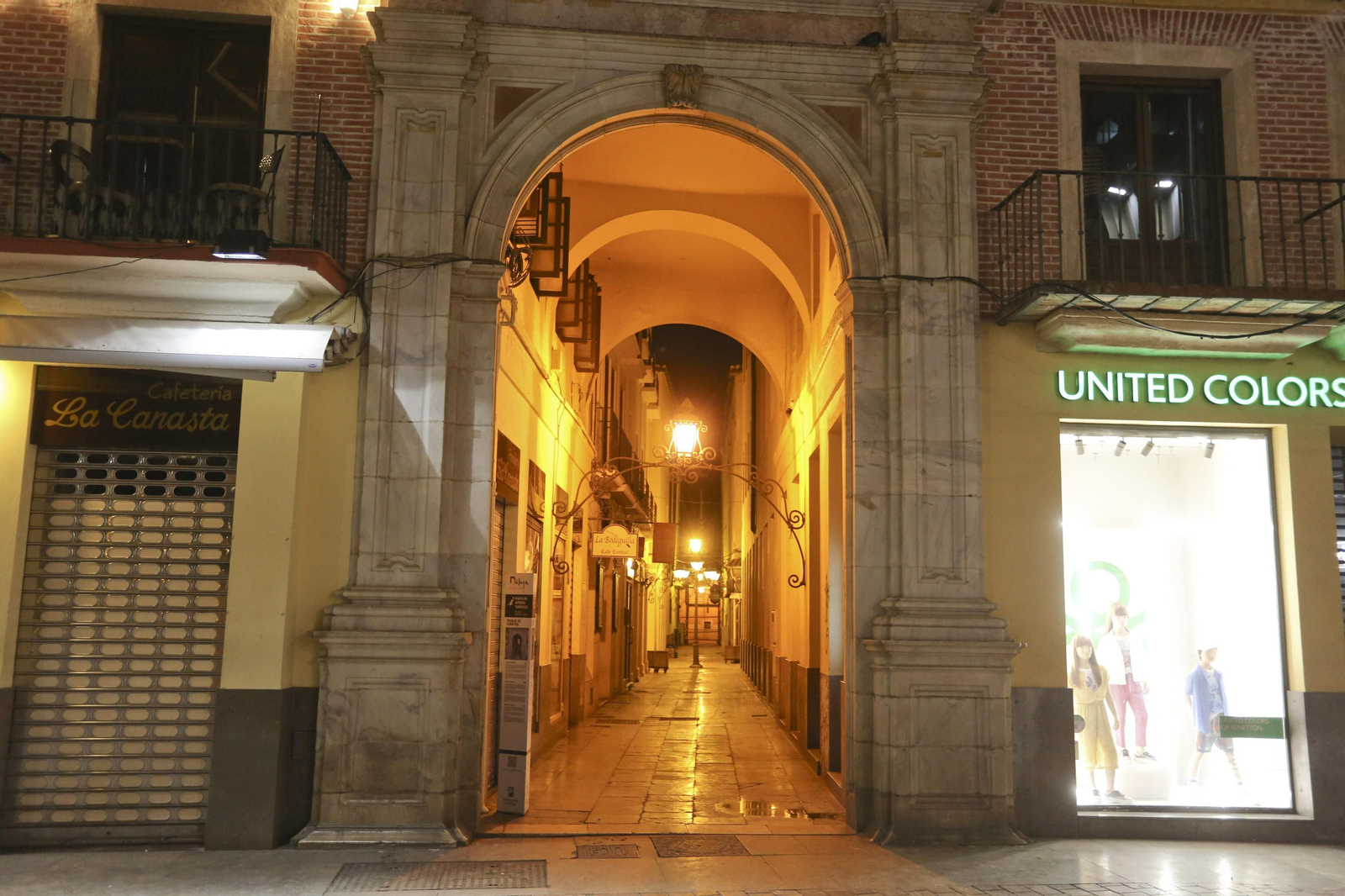El coronavirus dibuja una noche desierta en el centro de Málaga, en fotos