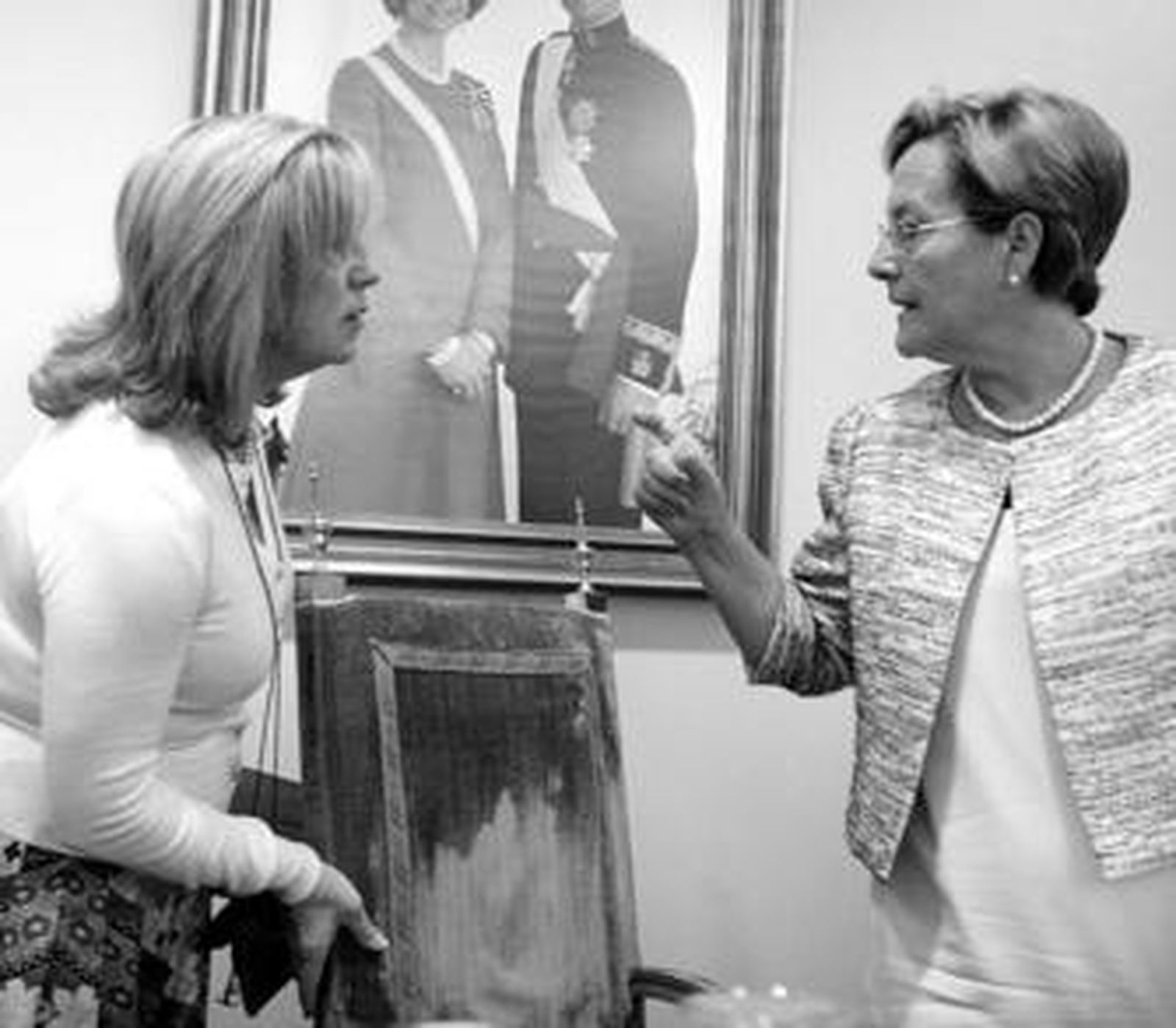 La presidenta de la Diputación, Petronila Guerrero (a la derecha), se dirige a la jefa de Protocolo de la Cámara.