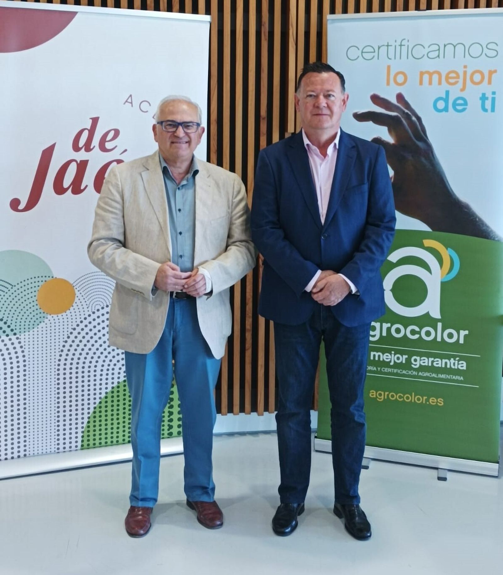 De la Rubia (d), con el presidente de la IGP Aceite de Jaén.