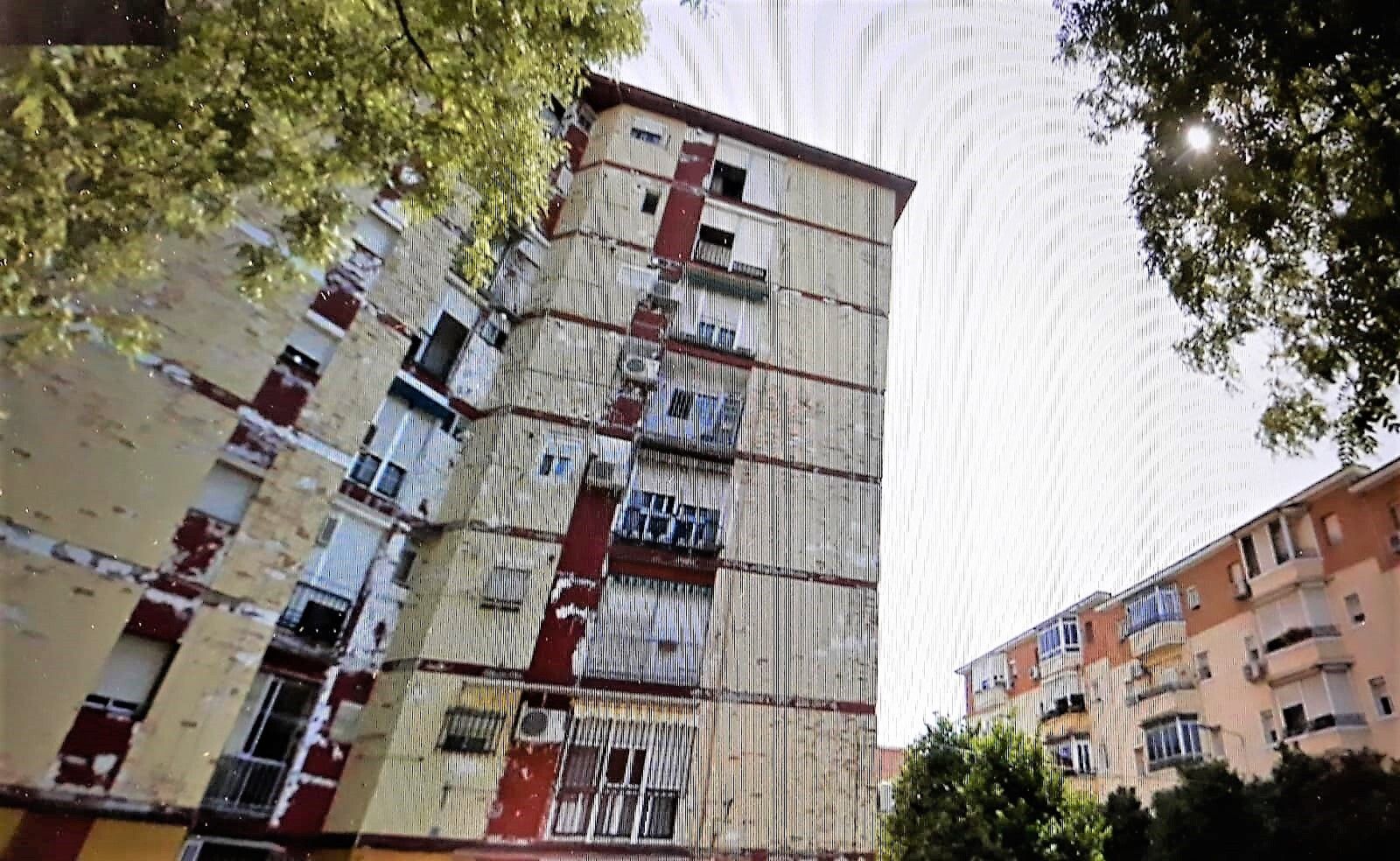 Uno de los bloques de vivienda de la calle Celestino López Martínez, donde ha sucedido el accidente.