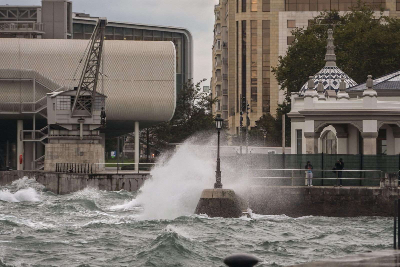 El mar golpea con fuerza en Santander.