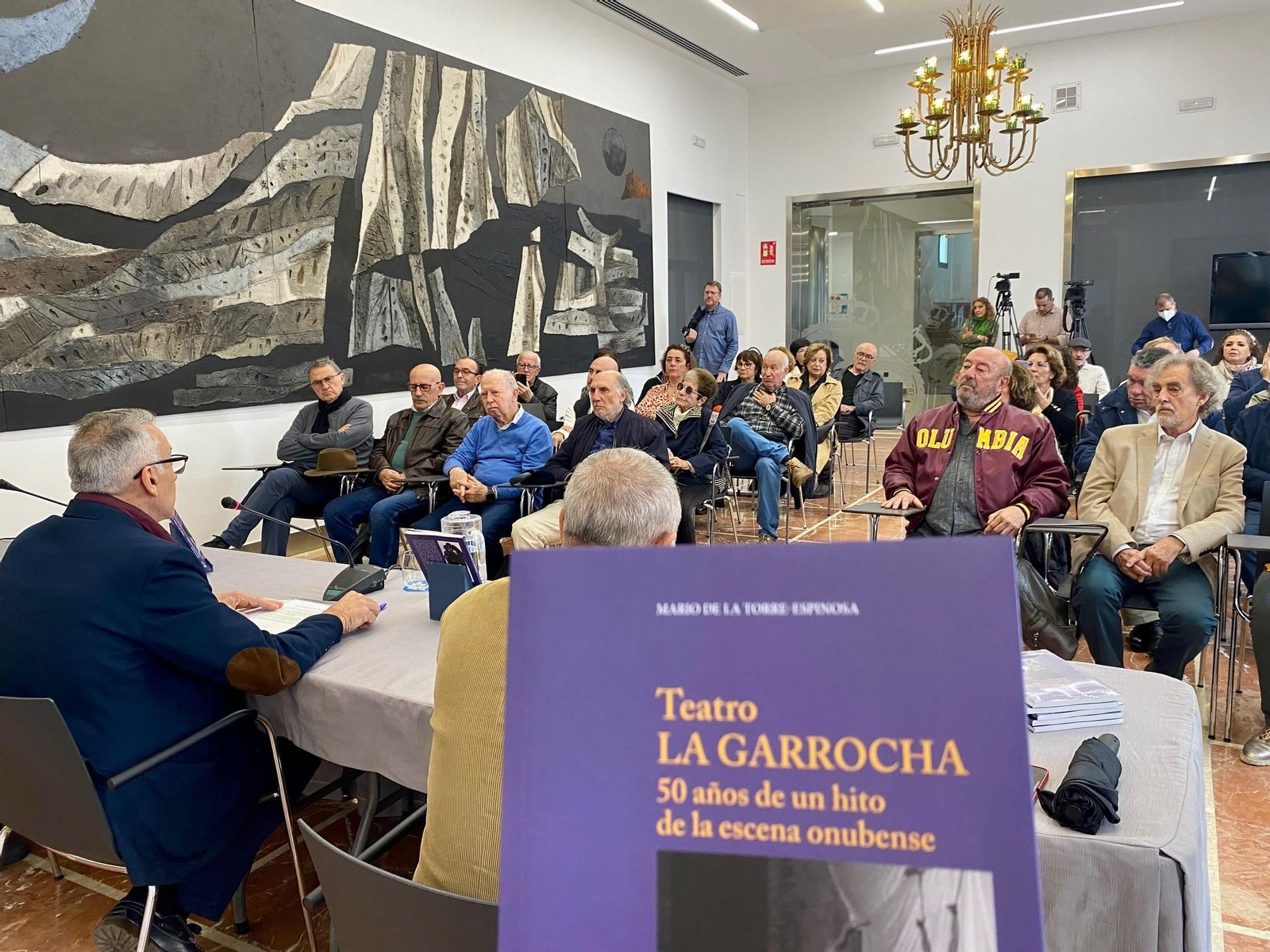 Presentación del libro sobre el Teatro La Garrocha. Presentación del libro sobre el Teatro La Garrocha.
