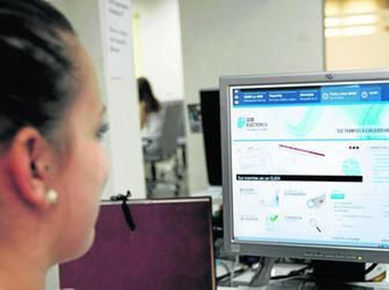 Una usuaria consulta el nuevo portal del Ayuntamiento.