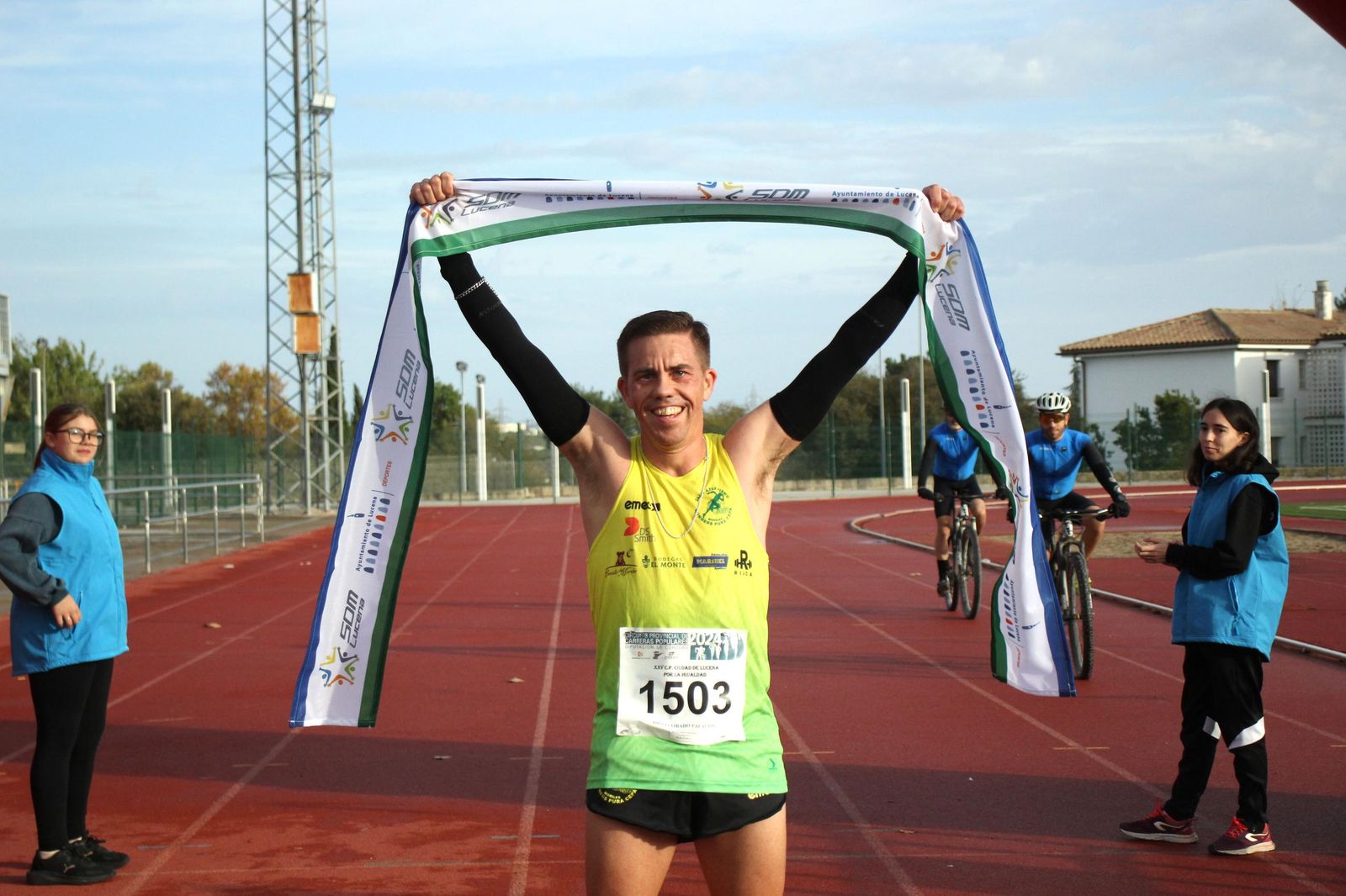 Diego Tirado celebra su triunfo en Lucena.