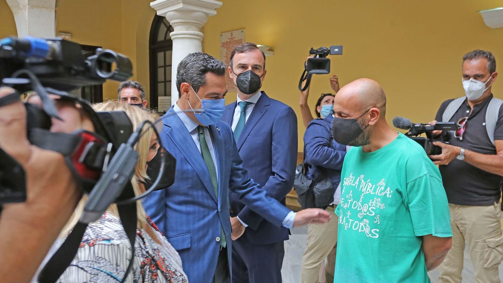 Moreno saluda a Ruiz-Berdejo, ayer en el Ayuntamiento.