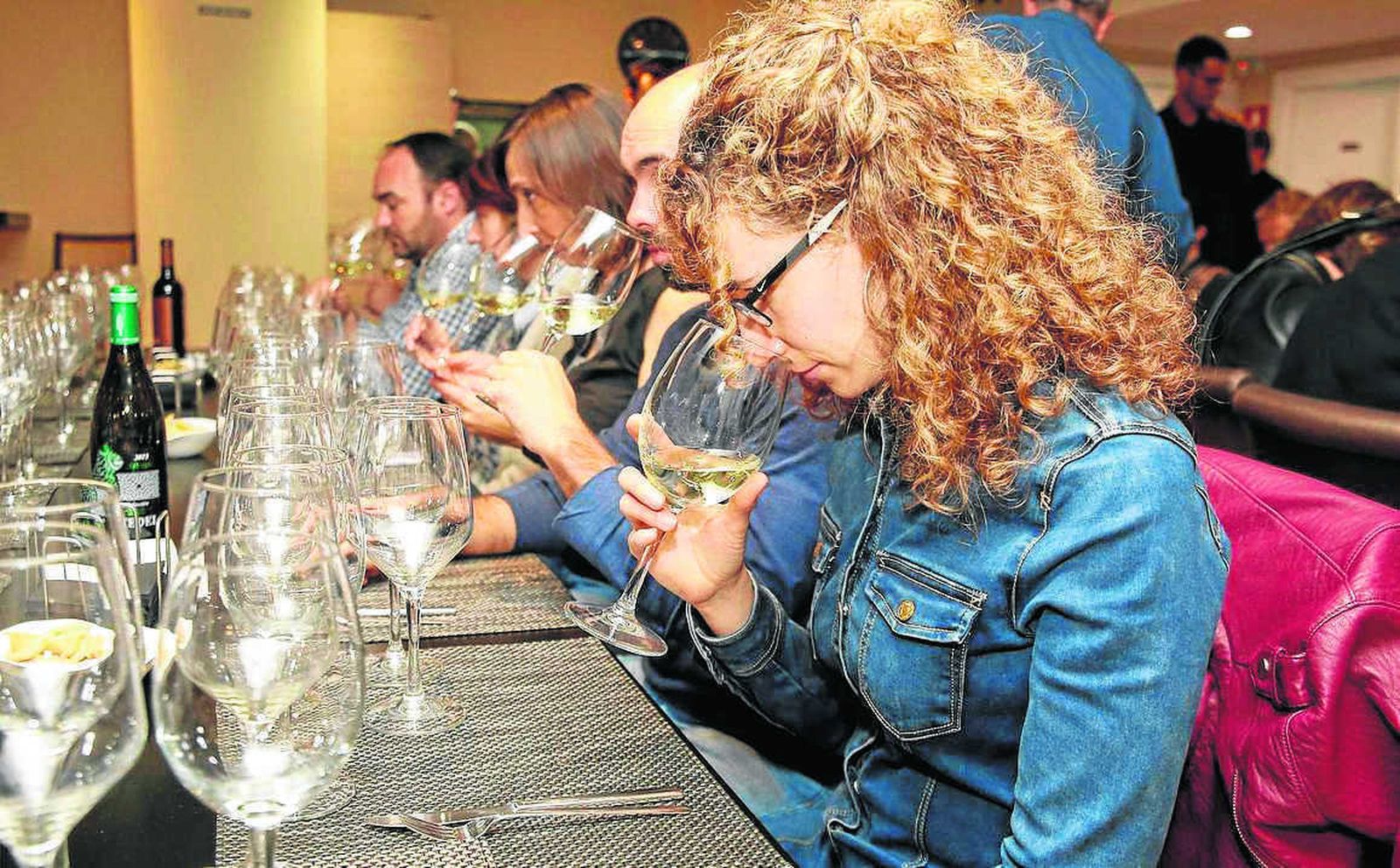 Los participantes oliendo un vino de la bodega Fontedei en la cata organizada por el restaurante Ácimo.