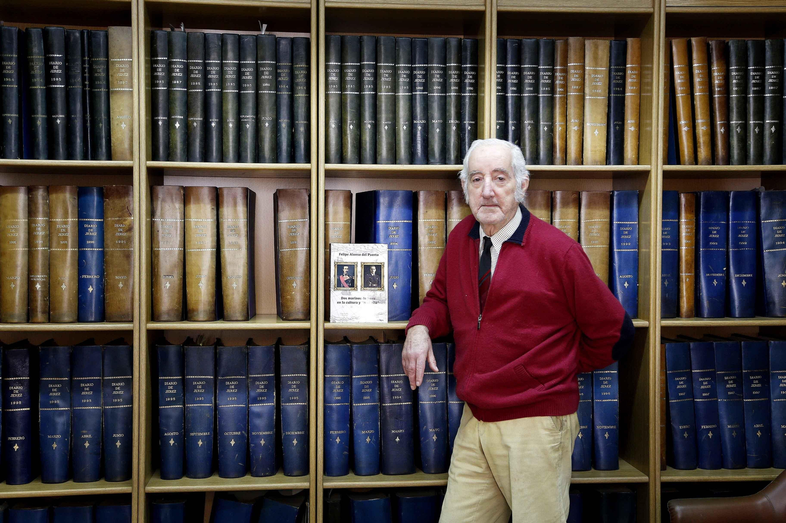 Felipe Alonso del Puerto, junto a su nuevo libro, días atrás en el Diario tras la entrevista.