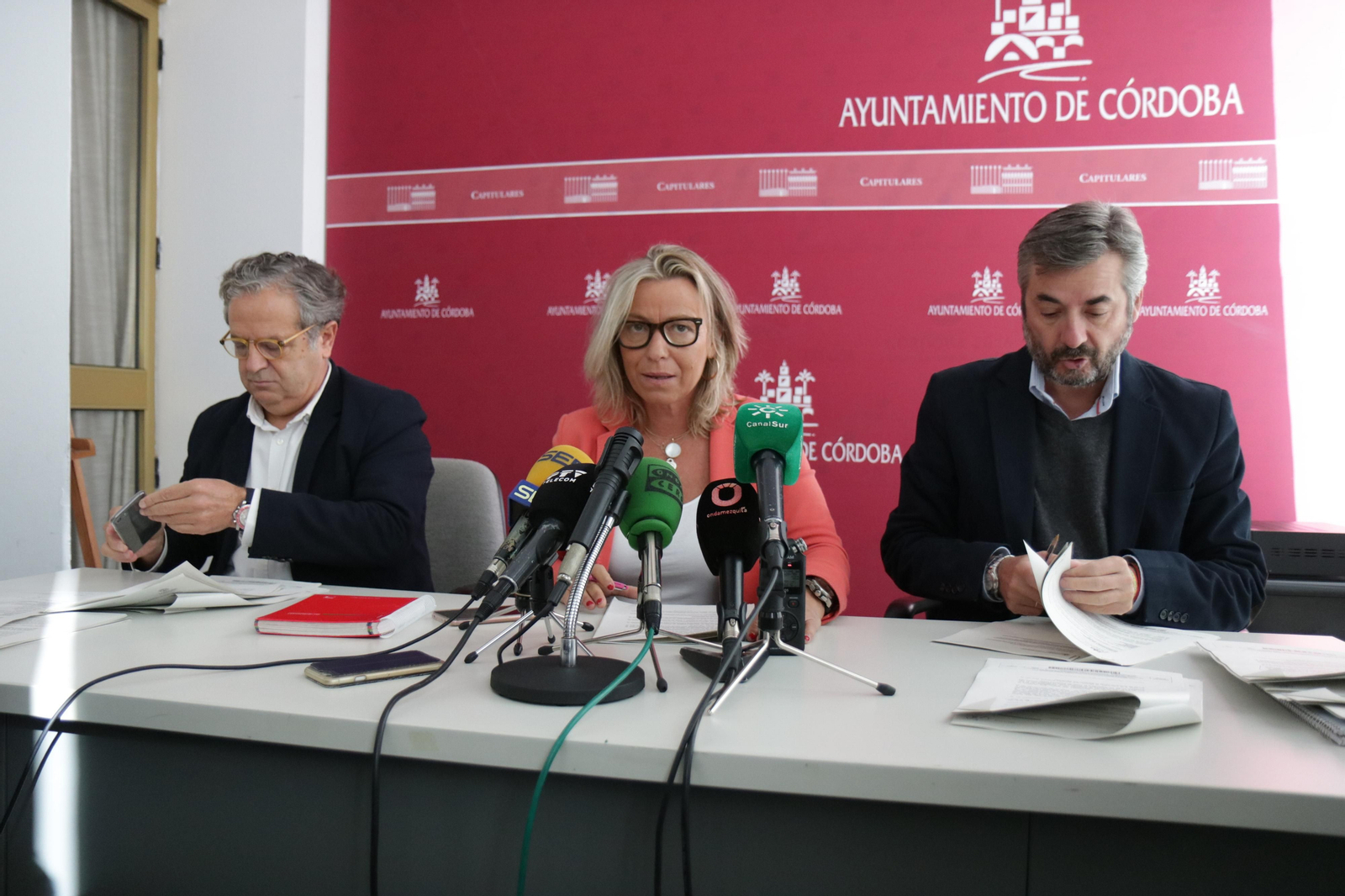 Salvador Fuentes, junto a Isabel Albás y Miguel Ángel Torrico.