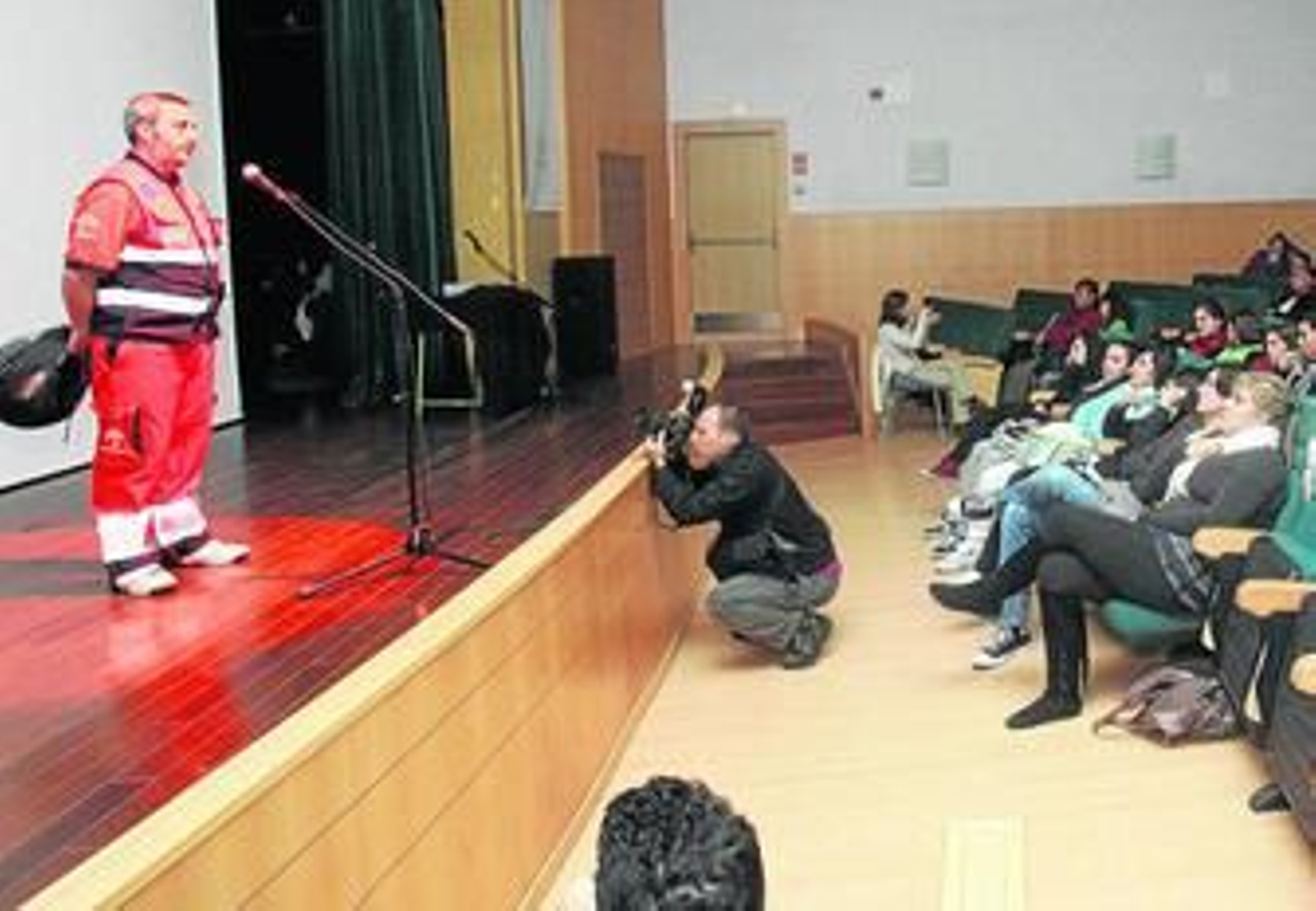 Un técnico del 061 se dirige ayer a jóvenes estudiantes de La Granja.