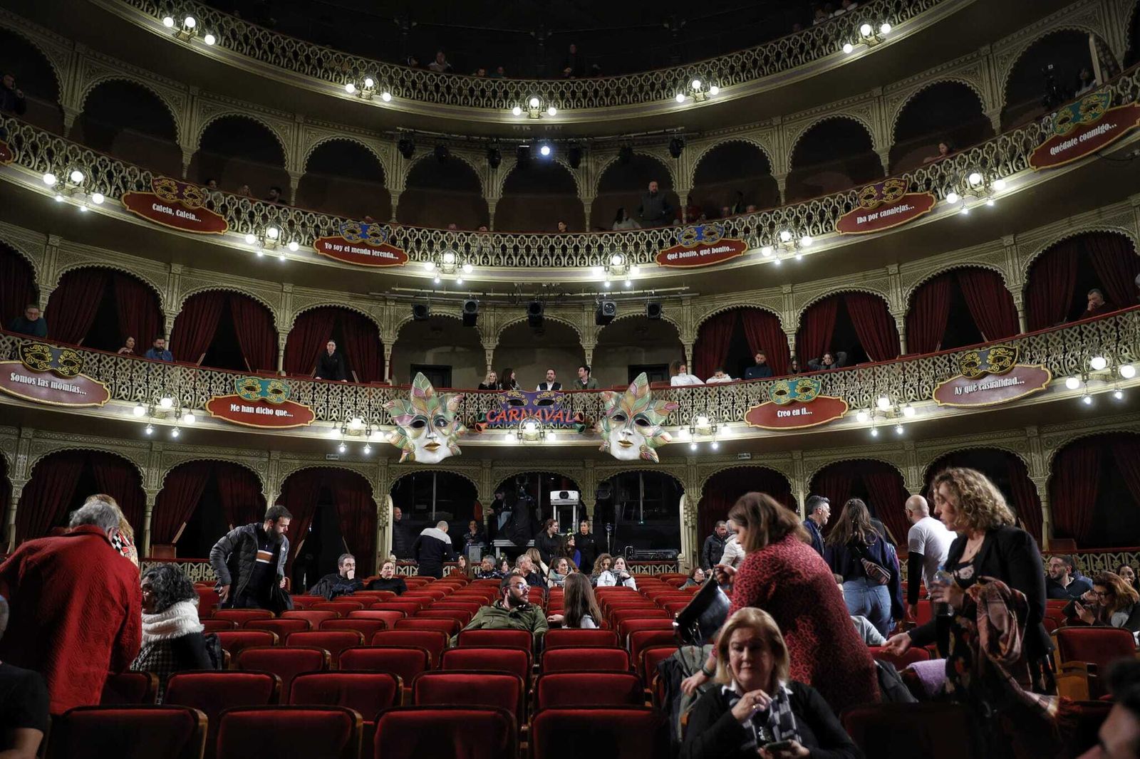 El Teatro Falla, a las dos de la mañana.