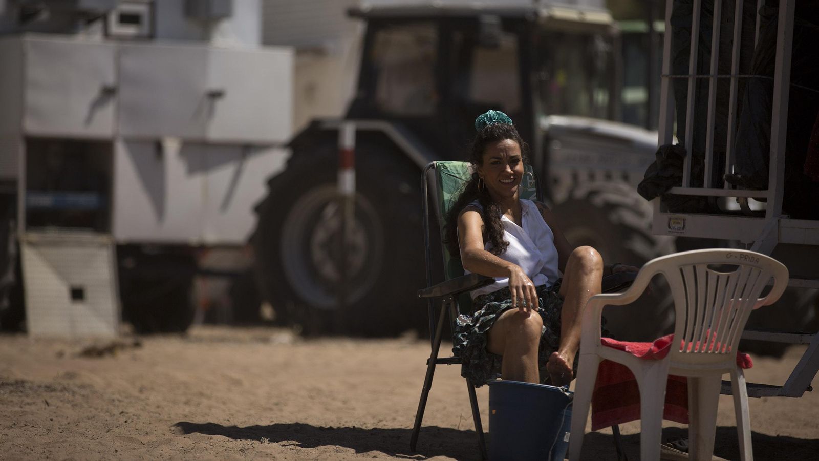 Una peregrina aprovecha el sesteo para poner sus pies en remojo.