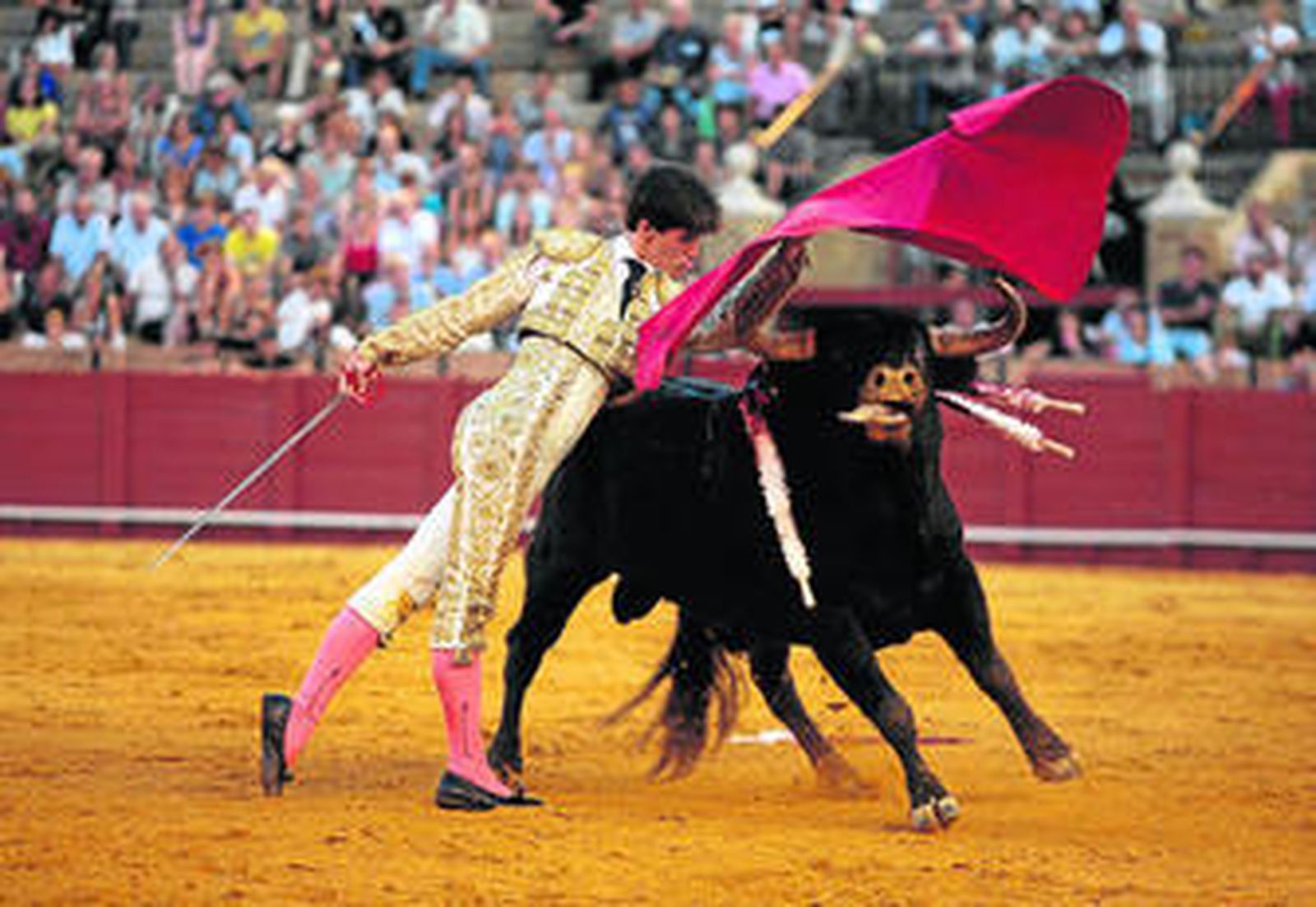 El novillero camero Esaú Fernández, en un pase de pecho al cuarto novillo.
