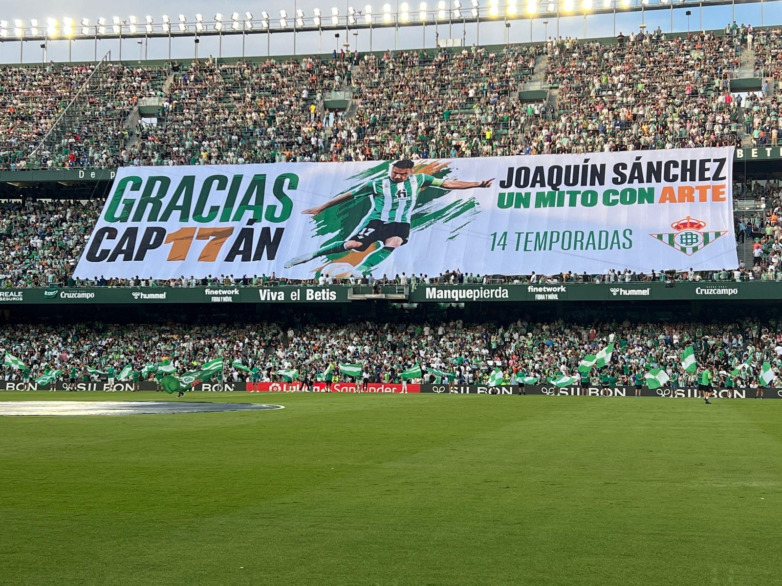 Tifo en la grada de Fondo del Villamarín en homenaje a Joaquín.