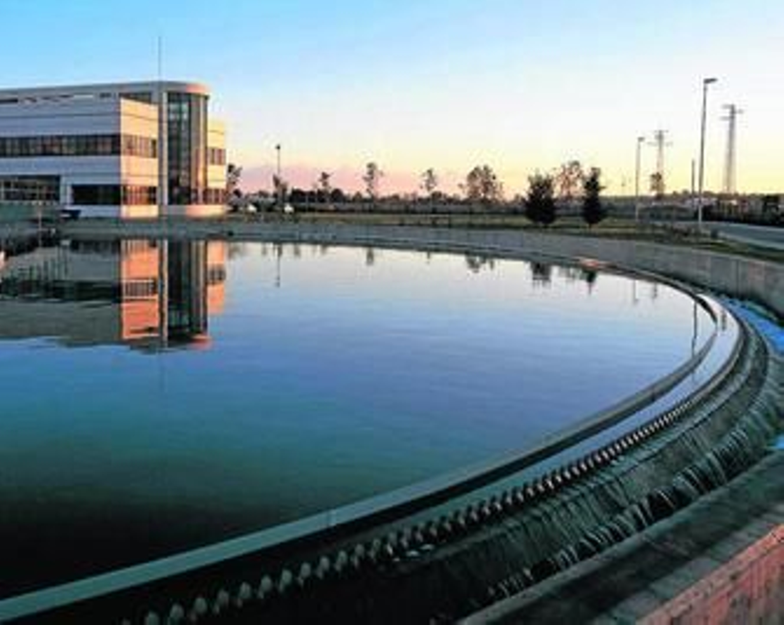 Planta de decantación del agua de Aljarafesa , ubicada en Palomares  del Río.