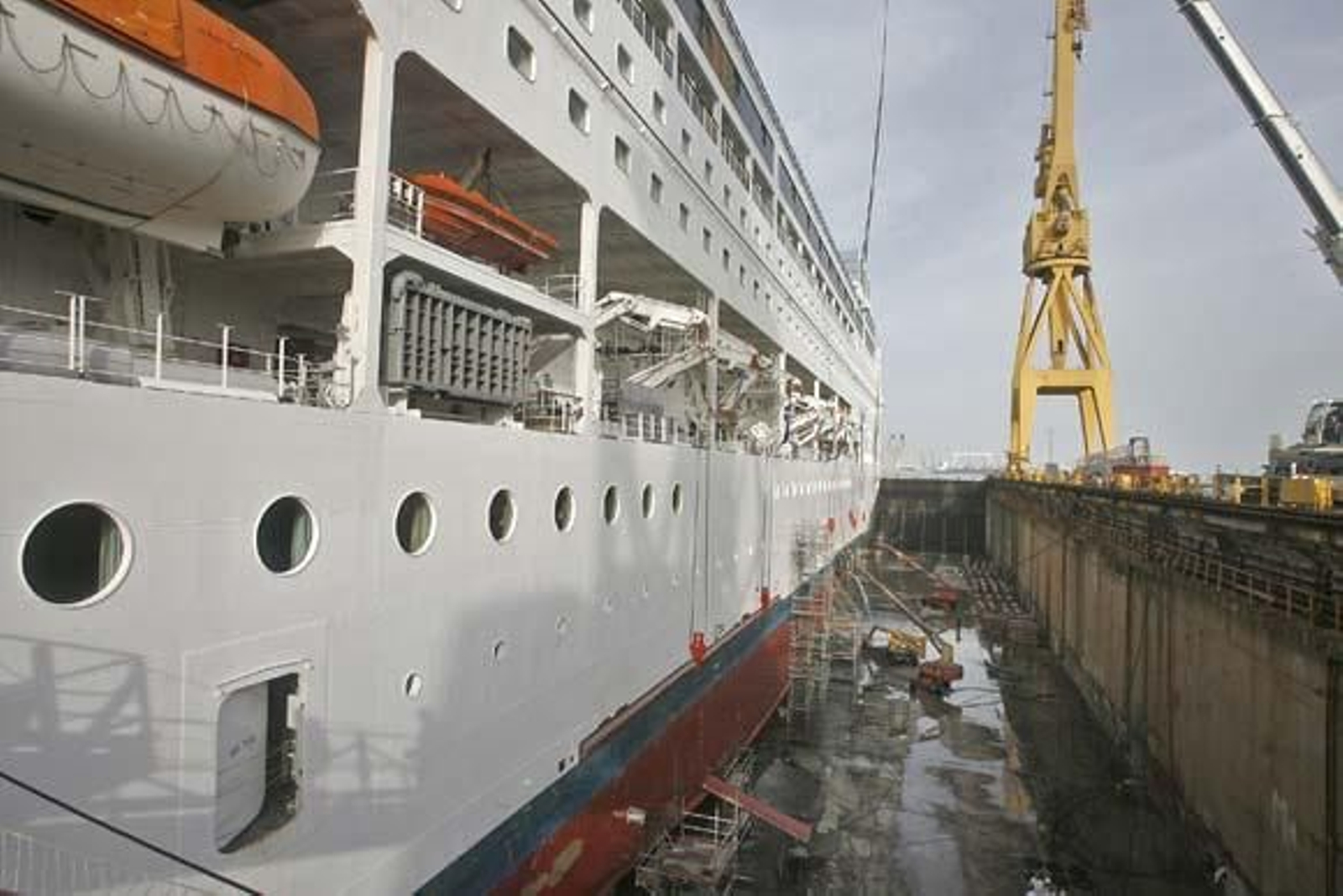 Más de 200 operarios de Navantia participan en la revisión del buque de Iberocruceros

Foto: Joaquin Pino