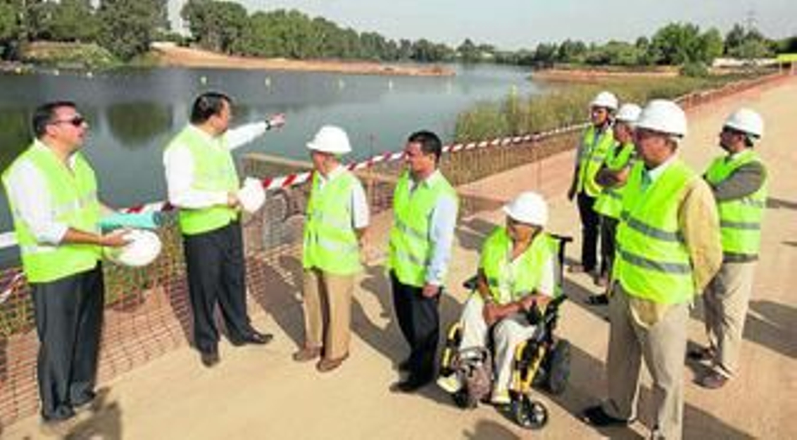 El alcalde de Sevilla y el presidente de la Confederación Hidrográfica del Guadalquivir visitaron ayer las obras del nuevo parque de San Jerónimo.