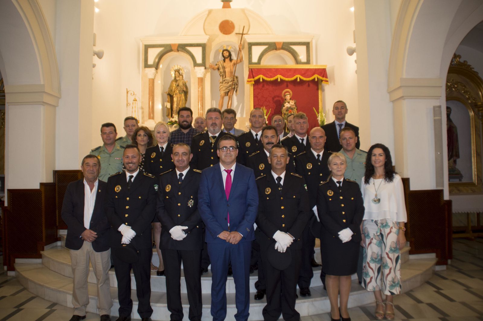 El alcalde, Felipe Cayuela, con los agentes de la Poliía Local y otros mandos en la celebración ayer.