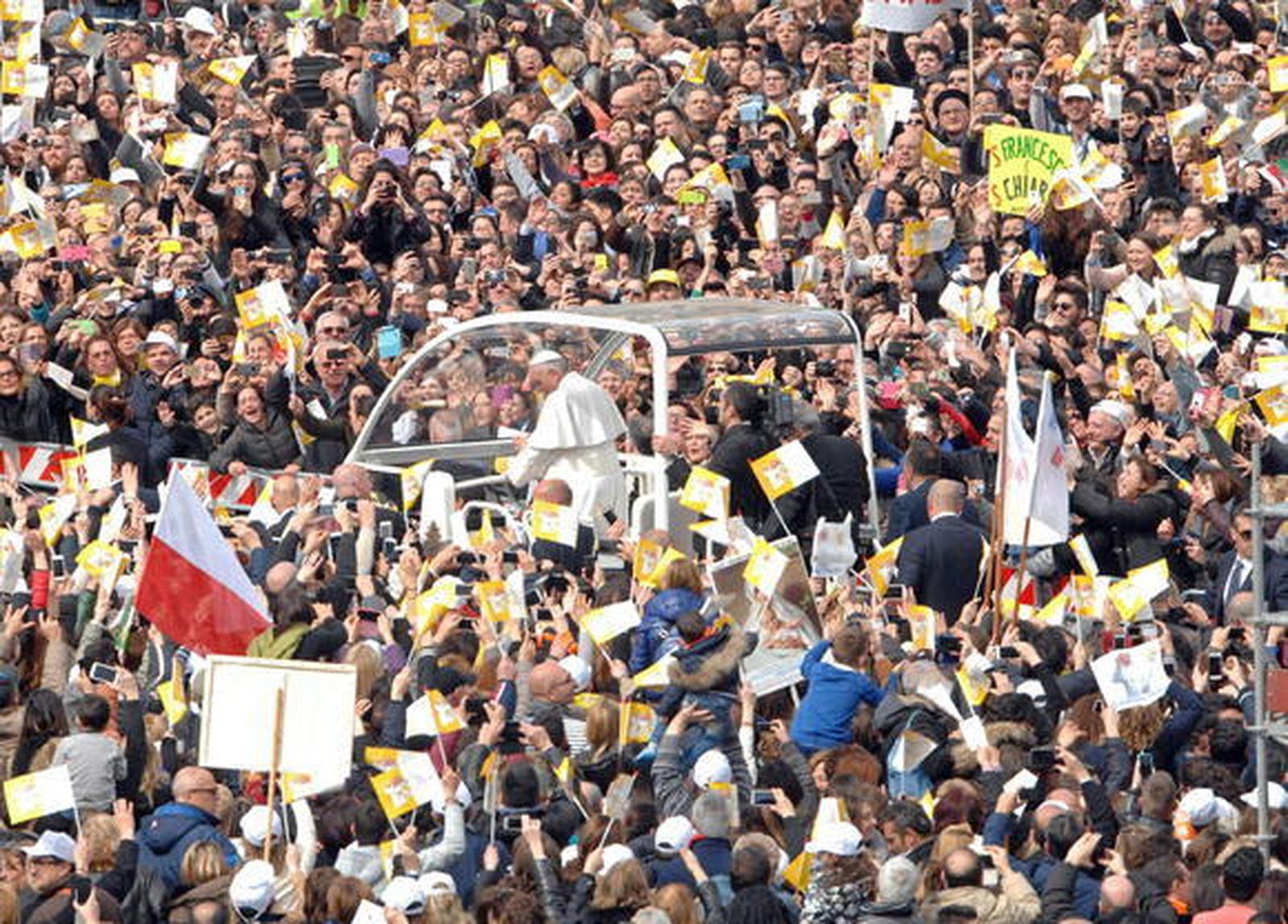 El Papa dice que la corrupción "es sucia" y que "quien la permite no es cristiano"