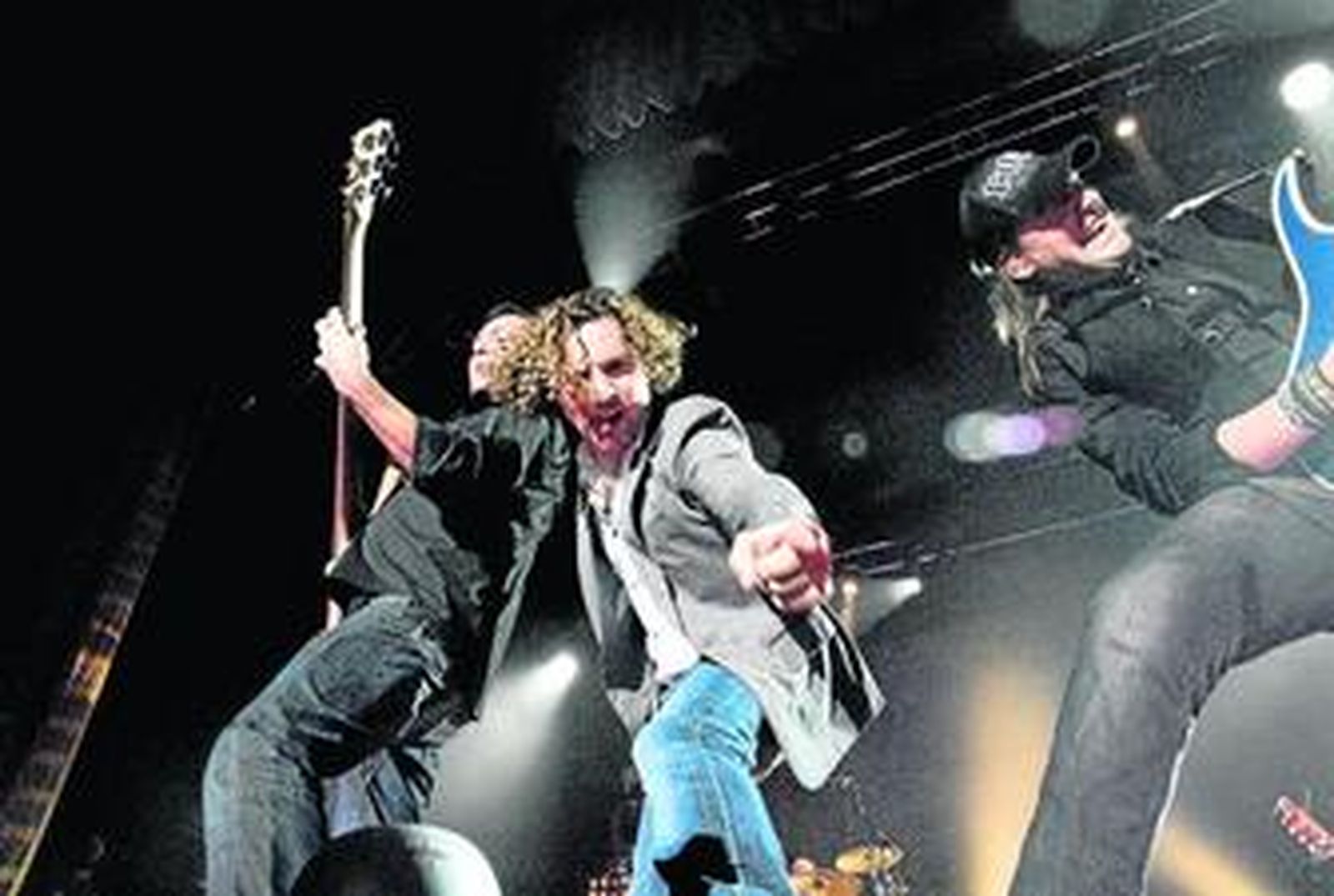 El cantante almeriense David Bisbal derrochó fuerza y energía en la presentación en Granada de su álbum 'Sin mirar atrás' ante un público totalmente entregado a él.