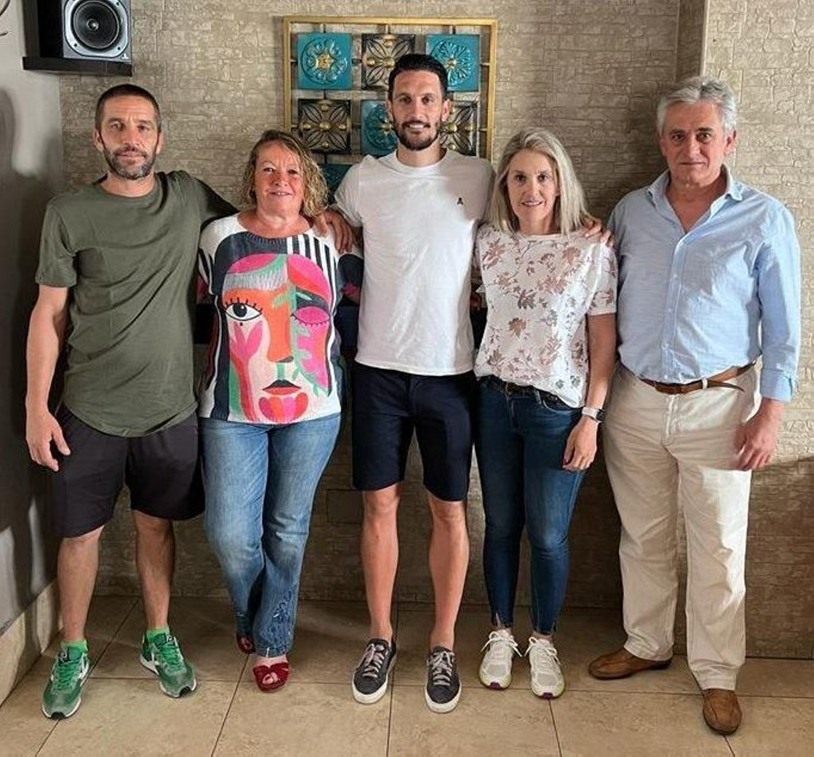 Luis Alberto, junto a la nueva junta directiva del Atco. San José del Valle.