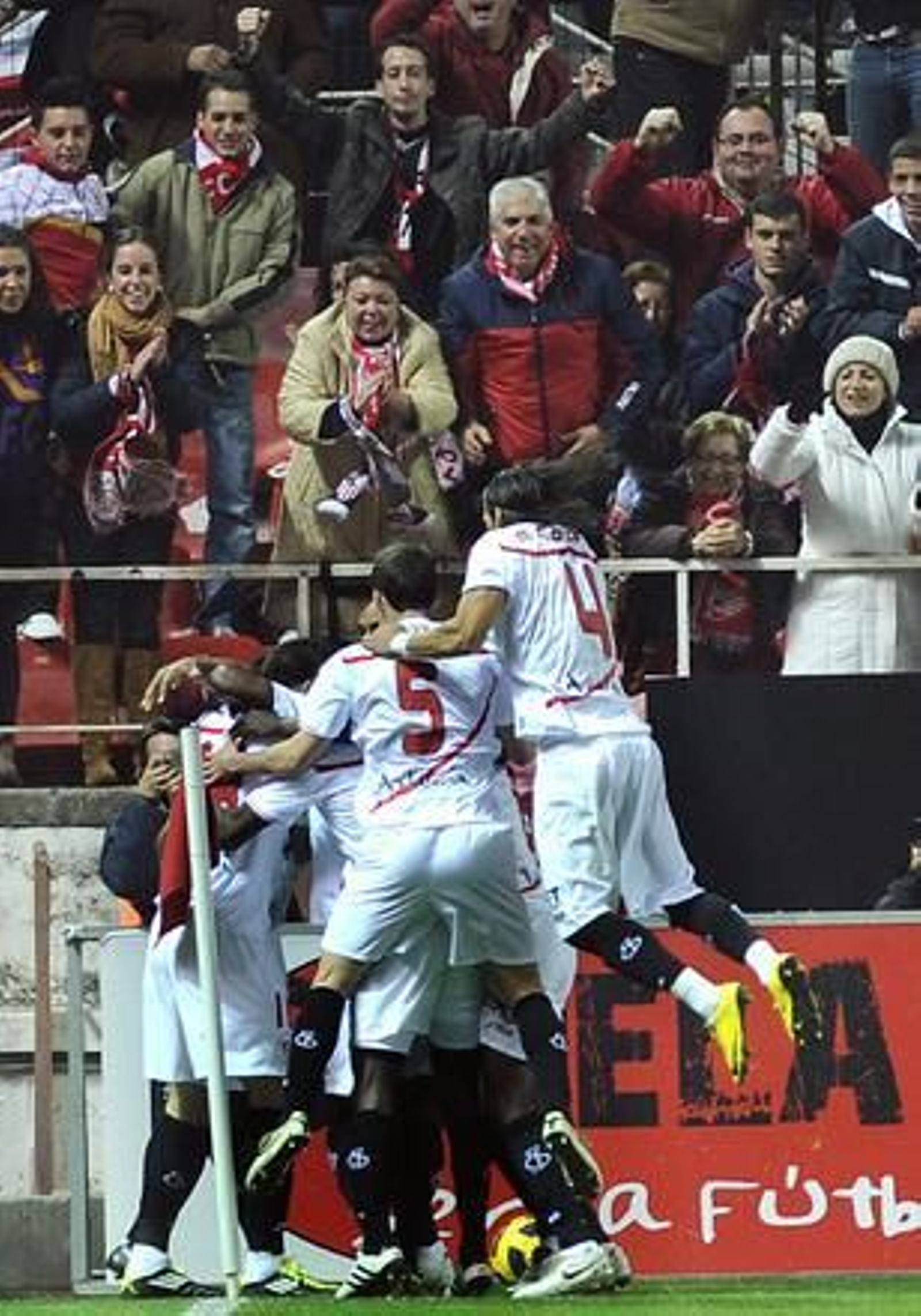 El Sevilla celebra la vuelta de Sergio Sánchez a los terrenos de juego con el pase a las semifinales de Copa del Rey ante el Villarreal (3-0). / AFP