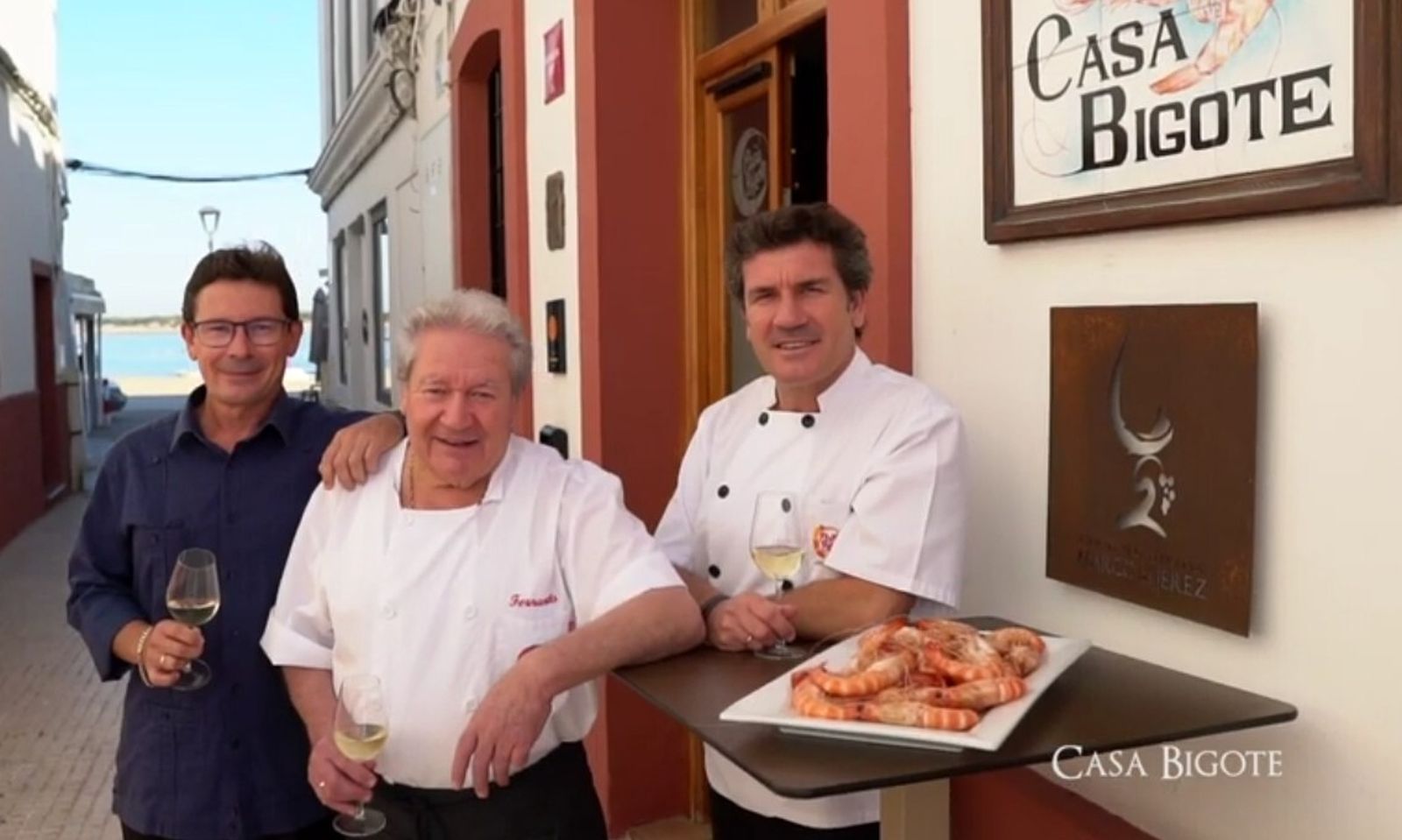 Imagen de Fernando 'Bigote' con sus hijos en el vídeo promocional de la candidatura de Sanlúcar a la Capitalidad Española de la Gastronomía.