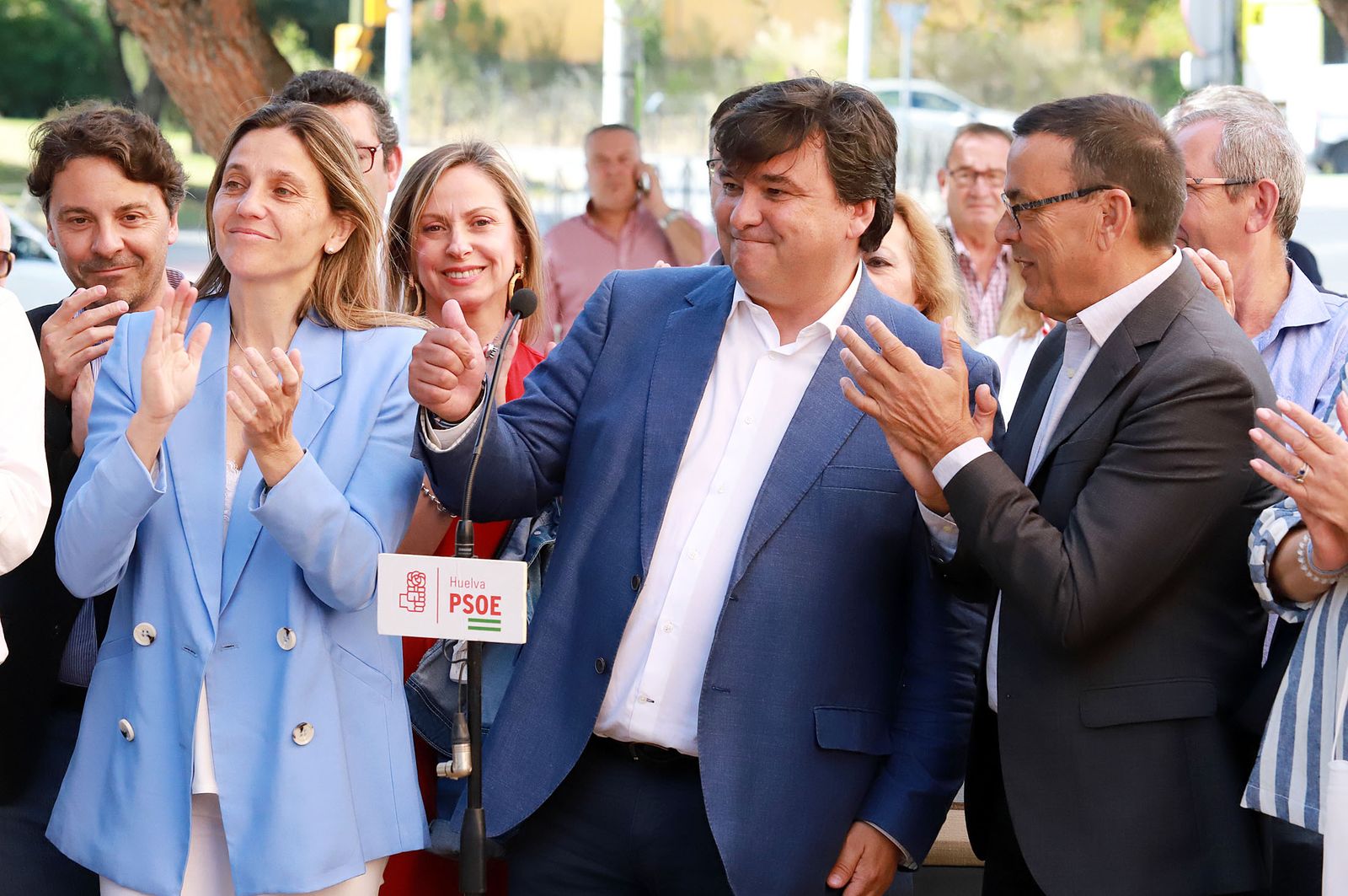 Gabriel Cruz, con María Villadeamigo e Ignacio Caraballo a su lado, durante un acto celebrado ayer en La Orden.