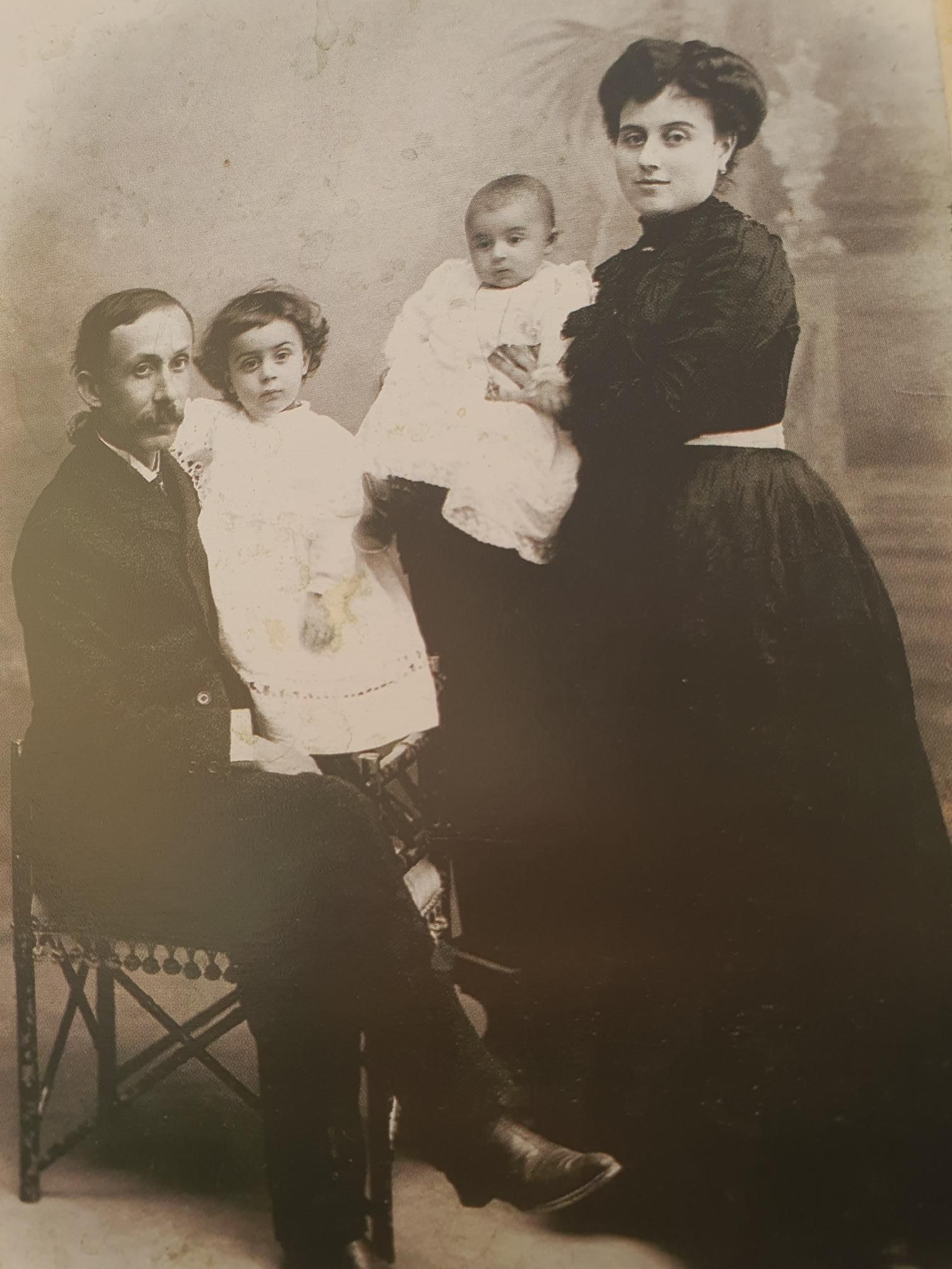 El fundador de El Defensor con su familia.