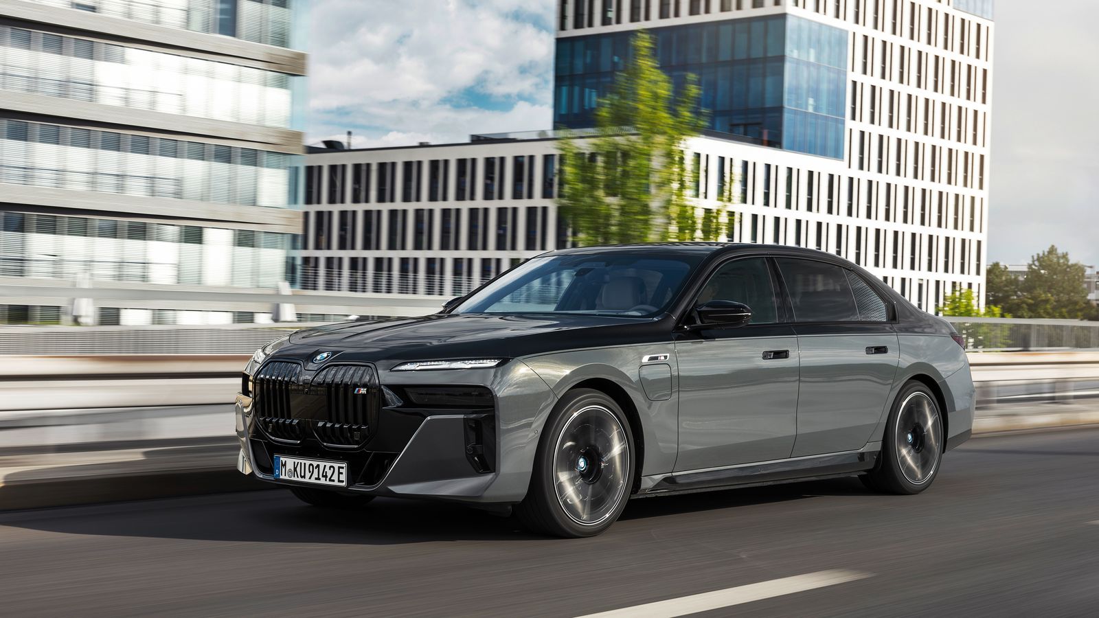 La Serie 7 va a disponer de, al menos, cuatro versiones, la más potente un híbrido enchufable de 571 CV.