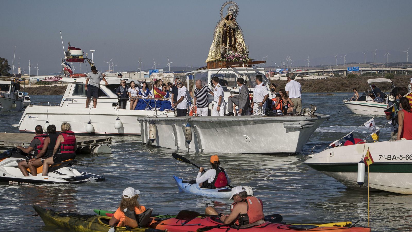 La procesión marítima de la Virgen del Carmen de Gallineras, en la Feria del año pasado.