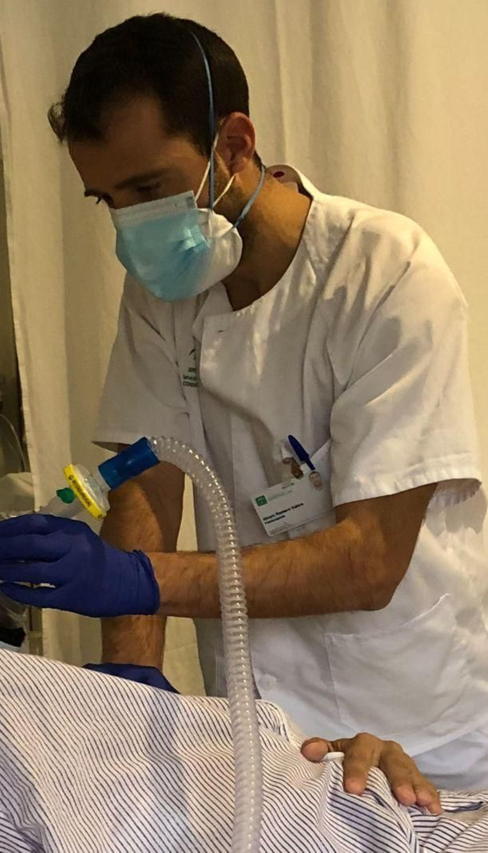 Álvaro Romero durante una sesión de fisioterapia respiratoria.